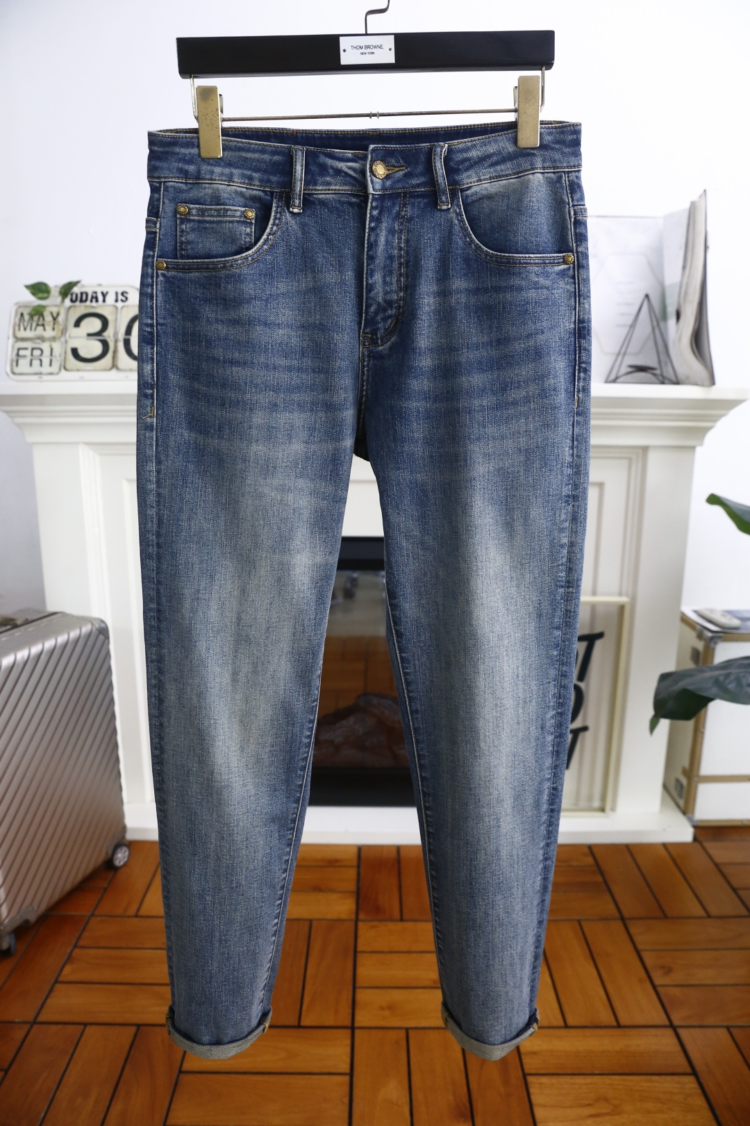 NO:452460,Pula*/Pra*a. New summer products! Fashionable men's original thin versatile jeans are made of customer-supplied stretch jeans! The luxury classic brand letter logo highlights the brand characteristics, and fashion trends have therefore become one of the biggest selling points and are extremely cost-effective. There is no confusion or trouble of color conflict. Such a rich high-end jeans are absolutely fashionable, casual and versatile! A must-have for trendy men! Counter sizes 29-38, 35/37! Shipping the next day! ,prada,prada,jeans,alexander wang19860909普拉*/Pra*a. 夏季新品！时尚男士原單薄款百搭牛仔裤采用客供水洗弹力牛仔裤！奢华经典品牌字母Logo标志彰显品牌特征,时尚潮流因此已成为最大卖点之一而性价比又极高,没有颜色冲突的困惑或困扰,这么一款丰富内练高端牛仔裤,绝对时尚休闲百搭款！潮男必备！专柜尺码29-38,有35/无37！隔天出货！,,prada,prada,jeans,alexander wang,Men's clothing