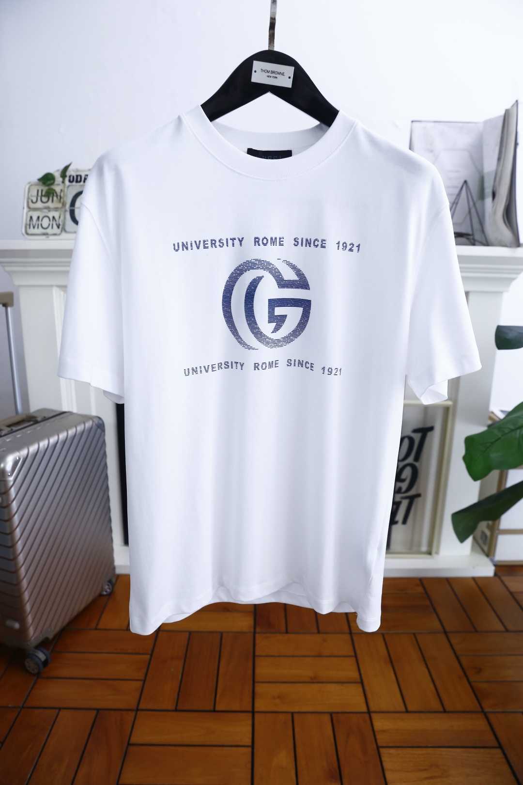 NO:450428,Gucci/Gu*ci. New 2025 summer model!  Fashionable men's casual round neck short-sleeved fashion item design, more fashionable and comfortable, high-standard customization, very stylish on the upper body, luxurious and classic brand customized letter LOGO pattern Customer-supplied auxiliary materials, comfortable custom cotton fabric with very delicate texture, exquisite details and exquisite craftsmanship, extremely shaping item, can be matched with any fashion, super good style, a must-have item for trendy men. Counter size: S-4XL, shipped the next day!  ,gucci,T-shirt,alexander wang19860909古驰/Gu*ci. 2025夏季新款！时尚男士休闲圆领短袖时尚单品设计,更加时尚舒适,高标准定制,上身非常有型,奢华经典品牌定制字母LOGO 图案 客供辅料,采用舒适定制棉面料质感非常细腻,细节工艺精湛考究,塑造性极高的一款单品,任何时装都可以搭配,版型超级好 潮男必备单品 专柜尺码:S-4XL,隔天出货！,,gucci,T-shirt,alexander wang,Men's clothing