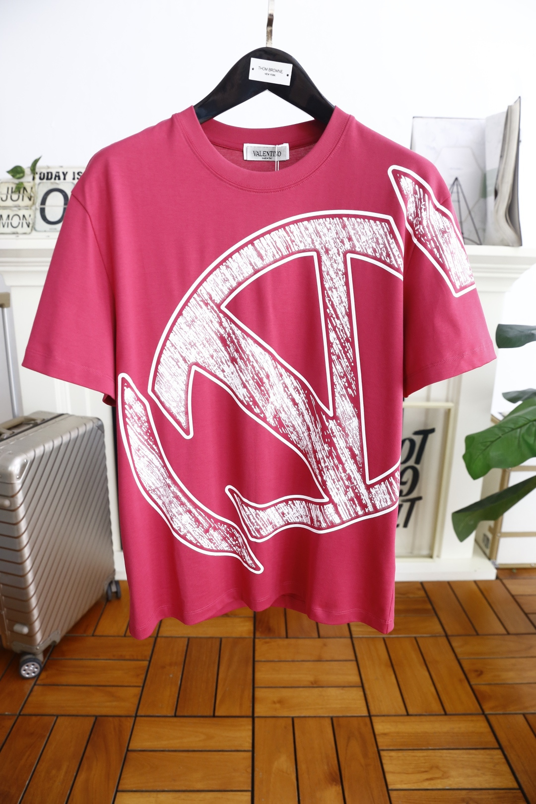 NO:450421,Valentino. 2025 summer new men's casual round neck short sleeves!  Luxury classic brand customized LOGO design!  High-end customization, high-version, fashionable and versatile!  It is made of comfortable European cotton fabric and feels super soft and delicate, comfortable to wear, high-end boutique, fine OEM, very good for the body, a must-have item for men!  Size S-4XL, shipped the next day!  , valentino, T-shirt,alexander wang19860909华伦天奴. 2025夏季新款男士休闲圆领短袖！奢华经典品牌定制LOGO设计！高端定制 高版本 时尚百搭爆款！采用舒适欧洲棉面料手感超柔软细腻 穿着亲肤舒适 高端精品 代工厂精细做上身非常赞 男士必备单品！尺码S-4XL,隔天出货！,,valentino,T-shirt,alexander wang,Men's clothing