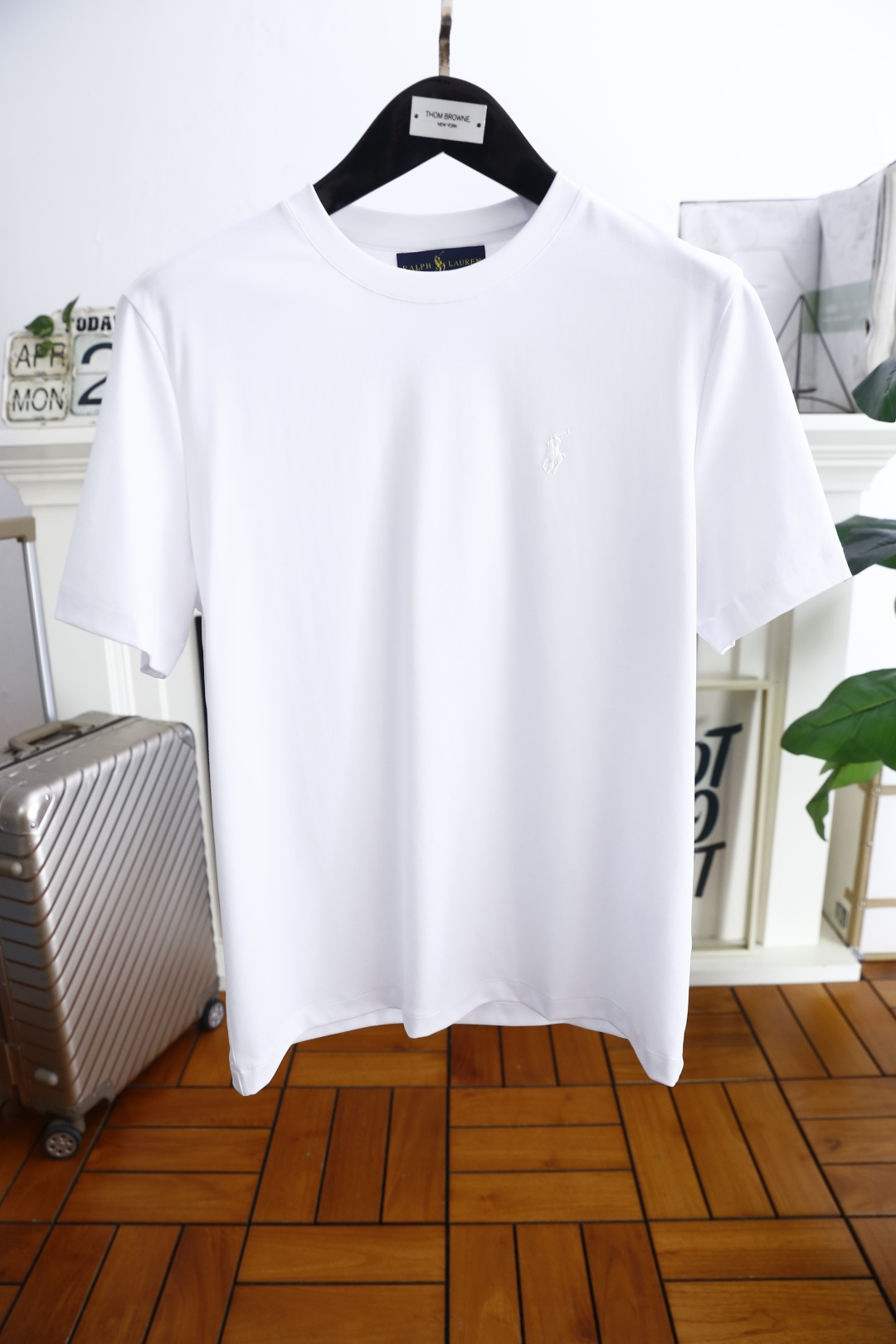 NO:450432,Paul. New summer 2025!  Fashionable and casual slim round neck short-sleeved fashion item design, more fashionable and comfortable, high-standard customization, very stylish upper body, luxurious classic brand three-dimensional LOGO pattern on the chest, customer-supplied auxiliary materials, imported high-end comfortable breathable fabric with very delicate texture, exquisite details and exquisite craftsmanship, extremely shaping item, can be matched with any fashion, super good style, a must-have item for trendy men. Counter code: M-4XL, a small size!  Shipping the next day!  ,T-shirt,alexander wang19860909保罗. 2025夏季新款！时尚休闲修身圆领短袖时尚单品设计,更加时尚舒适,高标准定制,上身非常有型,胸前奢华经典品牌立体LOGO图案 客供辅料,客供进口高档舒适透气面料质感非常细腻,细节工艺精湛考究,塑造性极高的一款单品,任何时装都可以搭配,版型超级好 潮男必备单品 专柜码:M-4XL,偏小半码！隔天出货！,,T-shirt,alexander wang,Men's clothing