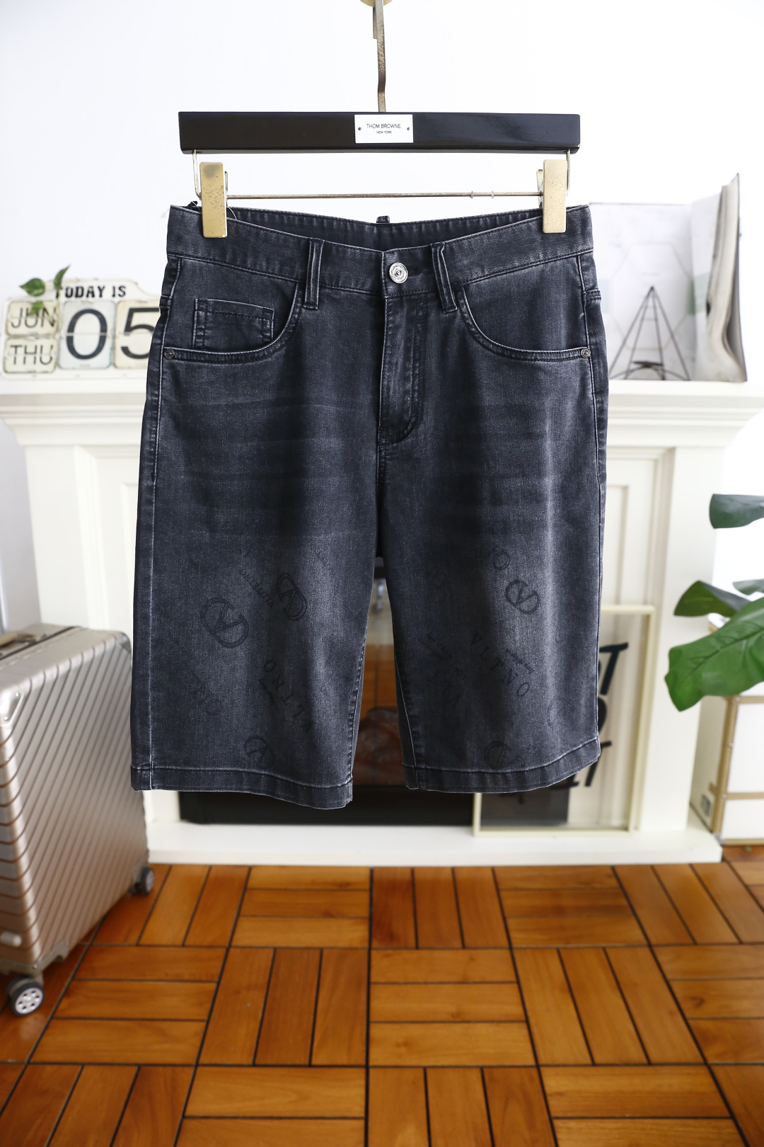 NO:450460,Valentino. 2025ss summer new product!  Fashionable men's versatile denim shorts luxury brand classic Medusa LOGO design uses comfortable washing denim fabric high-end customization, soft touch, fashionable luxury goods, fashion brands, just to improve your quality of life, you can determine the personalized customization, the style is excellent, the details are impeccable!  The style is not picky and very high-end. It is a must-have for trendy men!  Counter size 29-36, shipped the next day!  , valentino, shorts, alexander wang19860909华伦天奴. 2025ss夏季新品！时尚男士百搭牛仔短裤奢华品牌经典美杜莎LOGO设计采用舒适洗水牛仔面料高端定制 手感柔软 时尚奢侈品 时尚大牌 只是为了提升你的生活品质 你来确定个性定制 版型超赞,细节做工无可挑剔！款式不挑人 特别高档 潮男必入手！专柜尺码29-36,隔天出货！,,valentino,shorts,alexander wang,Men's clothing