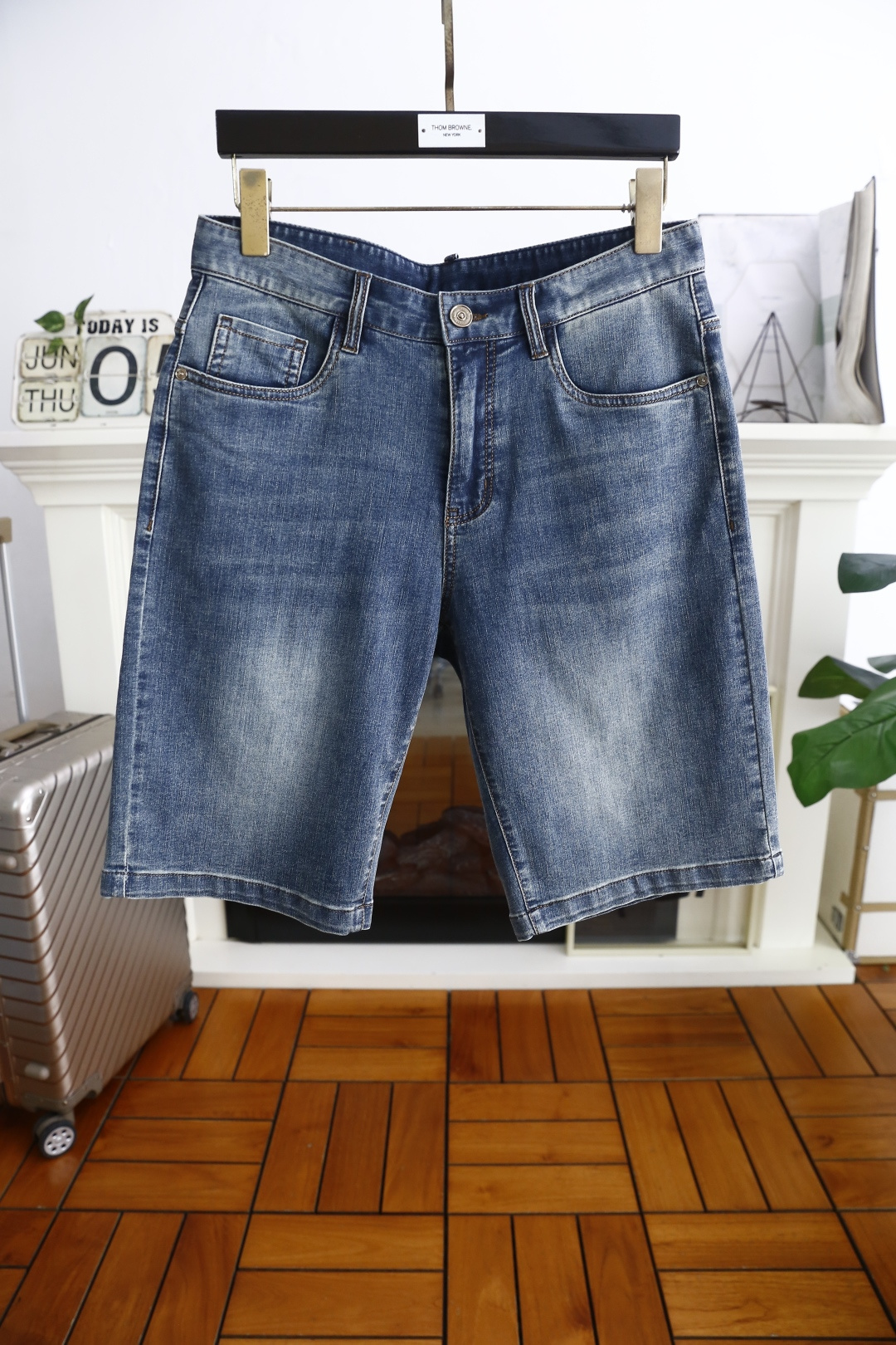 NO:450465,Dior. The 2025 summer new men's denim shorts are perfectly wrapped inside, fashionable and classic brand customized LOGO pattern design, exquisite hardware accessories embellishment, the details are considered in full detail, the workmanship is really exquisite, the wiring is fine and symmetrical, there is no unnecessary thread head, the customer supply counter is comfortable washing denim fabric, soft and comfortable, and enjoys texture. The accessories are complete, comparable to any version in the market, and the upper body effect is excellent!  Size 29-36, shipped the next day!  ,dior,shorts,alexander wang19860909迪奥. 2025夏季新款男士牛仔短裤内里完美包边,时尚经典品牌定制LOGO图案设计 精美五金配件点缀 在细节上考虑的面面俱到 做工真的极其精湛 走线细密匀称 毫无多余线头,客供专柜舒适洗水牛仔面料,柔软舒适,质感享受.辅料齐全,媲美市场任何版本,上身效果超赞！尺码29-36,隔天出货！,,dior,shorts,alexander wang,Men's clothing