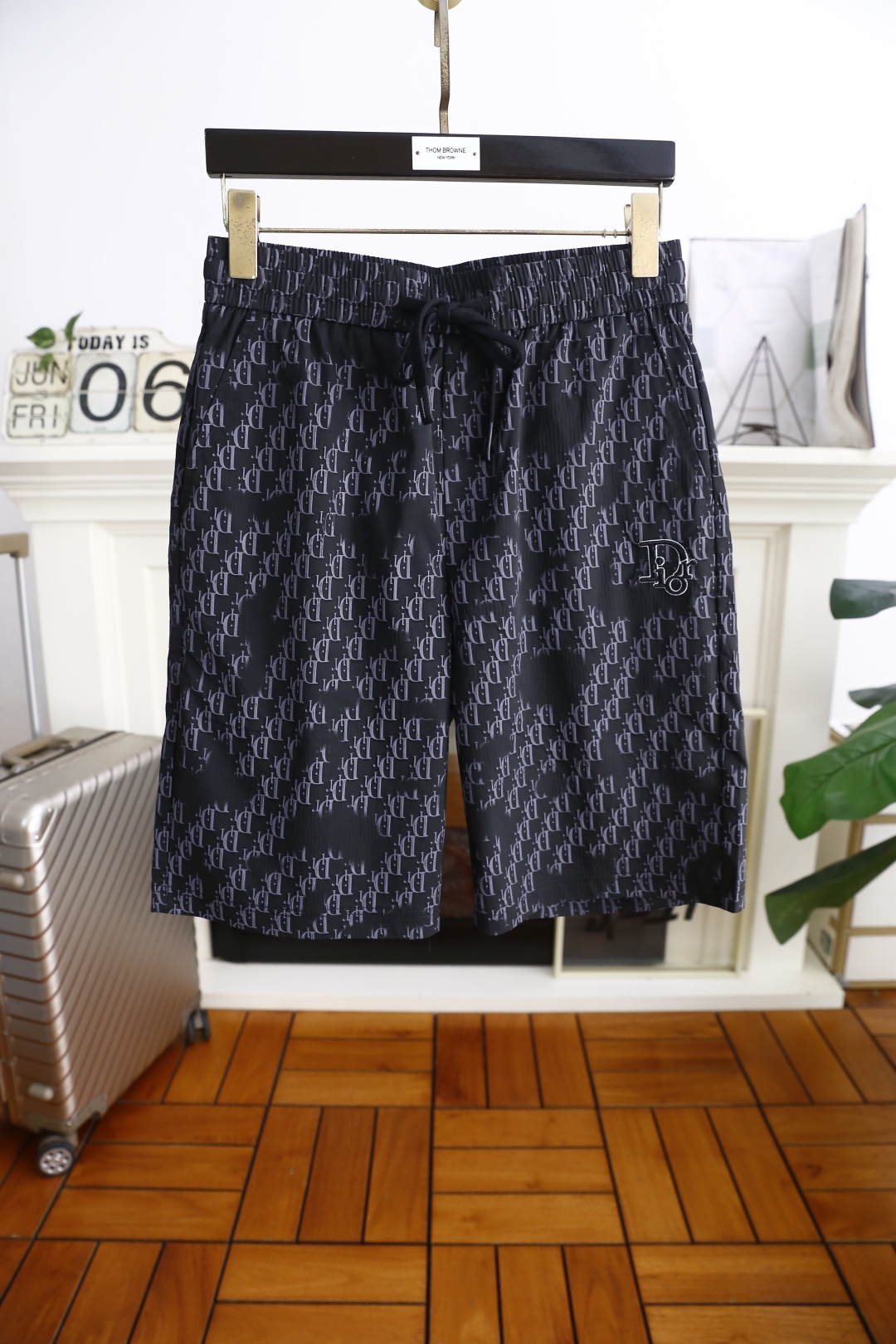 NO:450471,Dior/Christian D*or. 2025ss summer new product men's original single shorts fashionable casual beach pants luxury classic brand full logo design using comfortable quick-drying fabric!  Share taste and value. It is very comfortable to wear, low-key and luxurious. It is very classy when worn. There is no need to say much about the pants style and cutting. The upper body is exquisite and vivid. It is truly first-class and top-quality. The real palace-level casual shorts. The upper body is absolutely stylish and extremely luxurious. It is full of personality, atmospheric and versatile. It is a must-have when going out!  Size 48-58, shipped the next day!  ,dior,shorts,alexander wang19860909迪奥/Christian D*or. 2025ss夏季新品男士原单短裤时尚休闲沙滩裤奢华经典品牌满幅logo设计 采用舒适速干面料！品味与价值共享 身穿着非常舒适 低调不失奢华 穿出去非常有档次 裤型款式和裁剪亦无需多言 上身精致跃然.真正一等一顶级质料 真正殿堂级的休闲短裤 上身绝对的有型 极度奢华 个性十足,大气且百搭,出街必备！尺码48-58,隔天出货！,,dior,shorts,alexander wang,Men's clothing