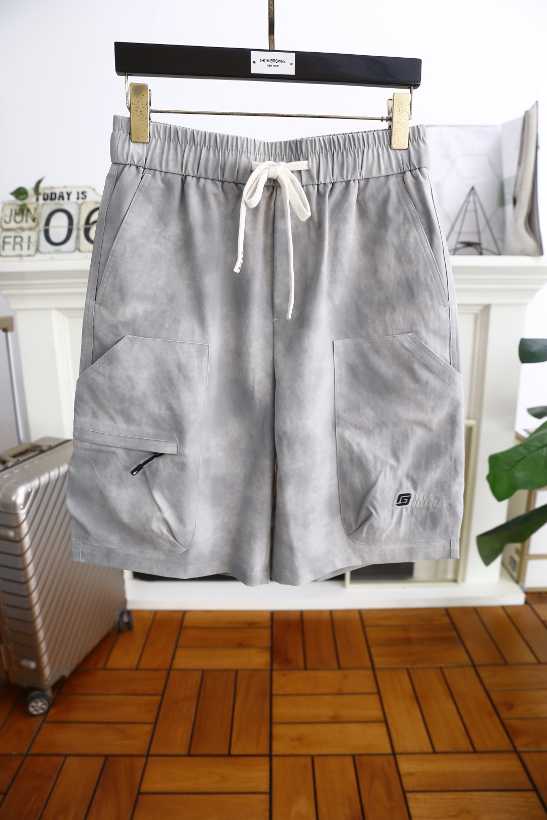 NO:450477,Givenchy. 2025 summer new fashion men's five-point shorts classic and versatile style without too much decoration. Main fabric and style. The elastic waist is designed with large pockets on both sides of the luxury classic custom LOGO as the highlight of the details. The fabric is made of top-quality comfortable and breathable fabric, moderate thickness, skin-friendly on the upper body, breathable, and has a good sense of crispness. Orders of the whole quality!  Counter size M-3XL, shipped the next day!  , given , shorts, alexander wang19860909纪梵希. 2025夏季新品时尚男士五分短裤经典百搭的款式 没有过多的装饰 主打面料与版型 松紧腰两侧大口袋设计奢华经典定制LOGO作为细节亮点 面料采用顶级舒适透气面料,厚度适中,上身亲肤 透气,能有很好的挺括感 全品相的订单！专柜尺码M-3XL,隔天出货！,,givenchy,shorts,alexander wang,Men's clothing