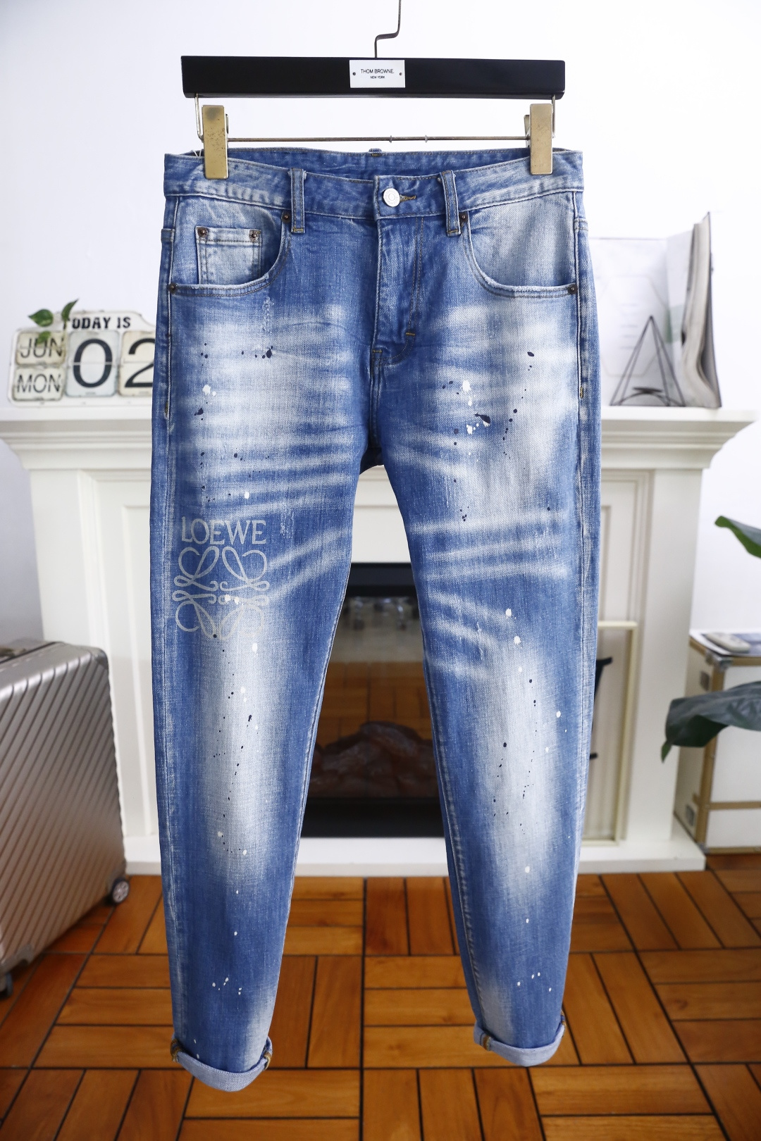 NO:450440,Luo Yiwei. 25 summer new product original single high-end men's jeans luxury classic brand letter LOGO accessories. Hot-selling models for overseas counters. They are very comfortable to wear, low-key and luxurious. They are very classy when worn. There is no need to say much about the trouser style and cutting. The upper body is exquisite and vivid, and the top quality is top quality. The selection of real palace-grade denim. High-end top washing denim fabric, excellent quality, and heavy washing makes the pants very soft!  Not picky about people, the upper body is absolutely stylish and extremely luxurious. Counter size 29-38, no 35/37!  Shipping the next day!  ,loewe,jeans,alexander wang19860909罗意威. 25夏季新品原单高端男士牛仔裤奢华经典品牌字母LOGO配饰 海外专柜热销款 身穿着非常舒适 低调不失奢华 穿出去非常有档次 裤型款式和裁剪亦无需多言 上身精致跃然高档一等一顶级质料 真正殿堂级的牛仔布选用 高档顶级洗水牛仔面料,品质卓然,经过重水洗使得裤子很柔软！不挑人 上身绝对的有型 极度奢华. 专柜尺码 29-38,无35/37！隔天出货！,,loewe,jeans,alexander wang,Men's clothing