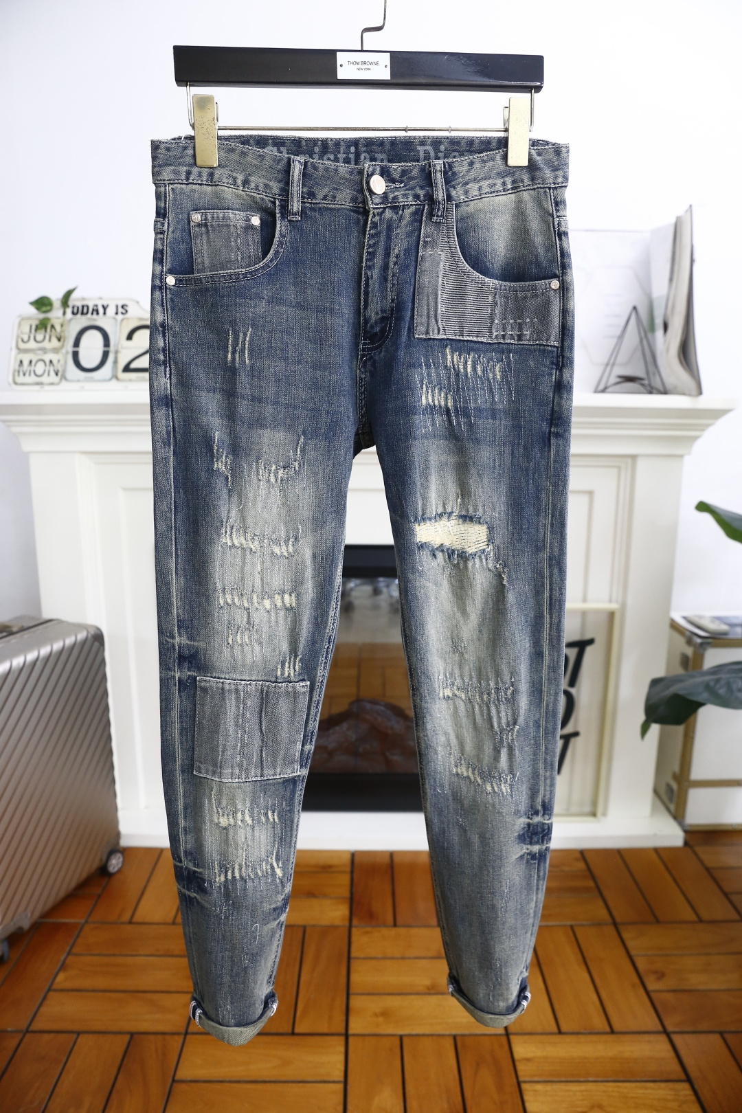 NO:450454,Dior/Christian D*or. New products for summer 2025!  Fashionable men's summer thin ripped jeans are made of customer-supplied wash stretch jeans!  The luxury classic brand letter logo highlights the brand characteristics, and fashion trends have therefore become one of the biggest selling points and are extremely cost-effective. There is no confusion or trouble of color conflict. Such a rich high-end jeans are absolutely fashionable, casual and versatile!  A must-have for trendy men!  Counter size 29-38, no 35/37!  Shipping the next day!  ,dior,jeans,alexander wang19860909迪奥/Christian D*or. 2025夏季新品！时尚男士夏季薄款破洞牛仔裤采用客供水洗弹力牛仔裤！奢华经典品牌字母Logo标志彰显品牌特征,时尚潮流因此已成为最大卖点之一而性价比又极高,没有颜色冲突的困惑或困扰,这么一款丰富内练高端牛仔裤,绝对时尚休闲百搭款！潮男必备！专柜尺码29-38,没35/37！隔天出货！,,dior,jeans,alexander wang,Men's clothing