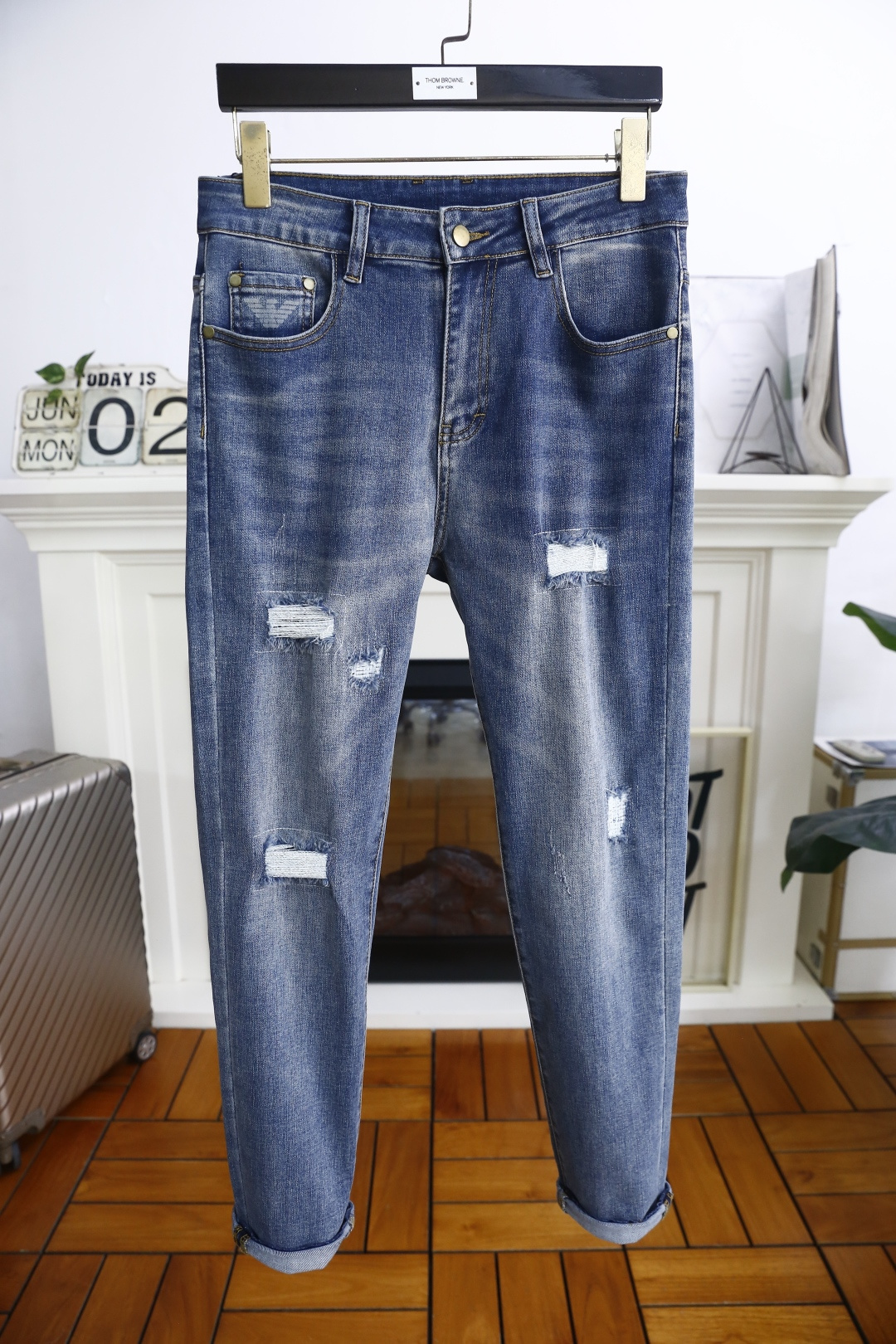 NO:450449,Ama*/Ar*ani. New products for summer 2025!  Fashionable men's summer thin ripped jeans are made of customer-supplied wash stretch jeans!  The luxury and classic brand Feiying Logo logo highlights the brand characteristics, and fashion trends have therefore become one of the biggest selling points and are extremely cost-effective. There is no confusion or trouble of color conflict. Such a rich high-end jeans are absolutely fashionable, casual and versatile!  A must-have for trendy men!  Counter size 29-38, no 35/37!  Shipping the next day!  , jeans,alexander wang19860909阿玛*/Ar*ani. 2025夏季新品！时尚男士夏季薄款破洞牛仔裤采用客供水洗弹力牛仔裤！奢华经典品牌飞鹰Logo标志彰显品牌特征,时尚潮流因此已成为最大卖点之一而性价比又极高,没有颜色冲突的困惑或困扰,这么一款丰富内练高端牛仔裤,绝对时尚休闲百搭款！潮男必备！专柜尺码29-38,没35/37！隔天出货！,,jeans,alexander wang,Men's clothing