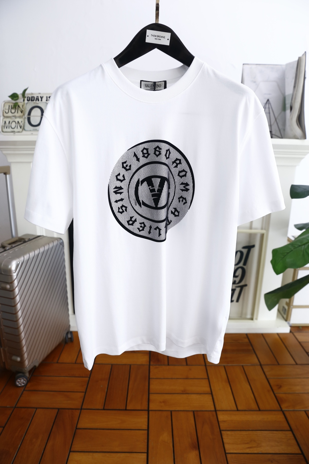 NO:450483,Valentino. 2025 summer new men's casual round neck short sleeves!  Luxury classic brand customized LOGO design!  High-end customization, high-version, fashionable and versatile!  It is made of comfortable European cotton fabric and feels super soft and delicate, comfortable to wear, high-end boutique, fine OEM factory made on the upper body very good, a must-have item for men!  Size S-4XL, maximum wear to 220 catties!  Shipping the next day!  , valentino, T-shirt,alexander wang19860909华伦天奴. 2025夏季新款男士休闲圆领短袖！奢华经典品牌定制LOGO设计！高端定制 高版本 时尚百搭爆款！采用舒适欧洲棉面料手感超柔软细腻 穿着亲肤舒适 高端精品 代工厂精细做上身非常赞 男士必备单品！尺码S-4XL,最大穿到220斤！隔天出货！,,valentino,T-shirt,alexander wang,Men's clothing