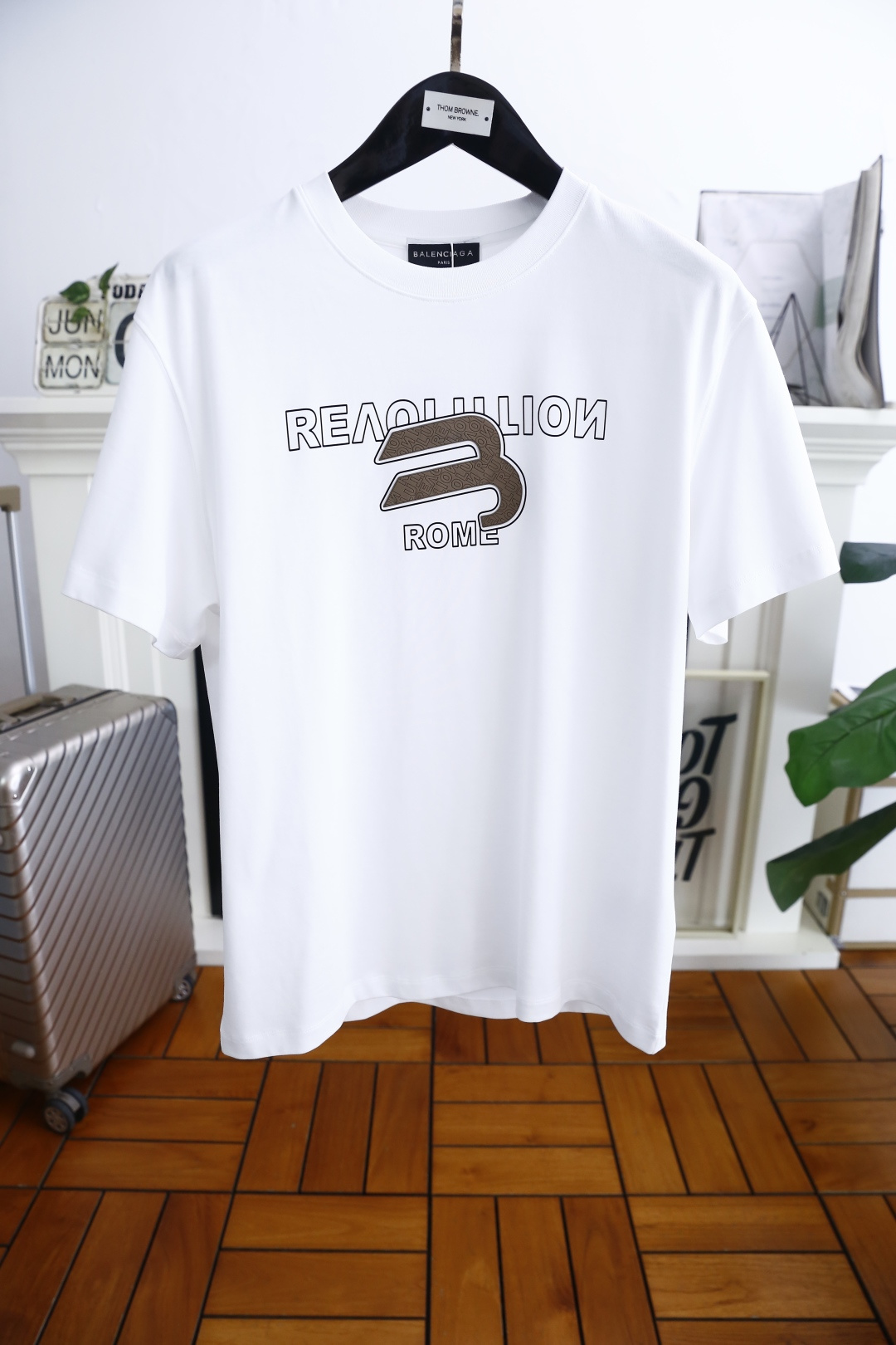 NO:450495,Balenciaga. 2025 summer new fashion men's versatile round neck short sleeves are made of custom comfortable and breathable fabrics with high-end and refreshing!  !  Luxurious classic custom letter logo design!  The perfect combination of fashion and comfort. Choose high-quality fabrics to make it soft and comfortable, skin-friendly and breathable, and wear without any irritation!  The iconic logo highlights your personality and taste. The fabric is comfortable to wear and not easily deformed!  A must-have item for trendy men!  Counter size M-4XL, shipped the next day!  ,balenciaga,T-shirt,alexander wang19860909巴黎世家. 2025夏季新款时尚男士百搭圆领短袖采用定制舒适透气面料高级清爽！！奢华经典定制字母logo设计！时尚与舒适的完美结合.选用优质面料材质柔软舒适,亲肤透气穿着无刺激！标志性logo彰显您的个性和品味.面料穿着舒适不易变形！潮男必备单品！专柜尺码M-4XL,隔天出货！,,balenciaga,T-shirt,alexander wang,Men's clothing