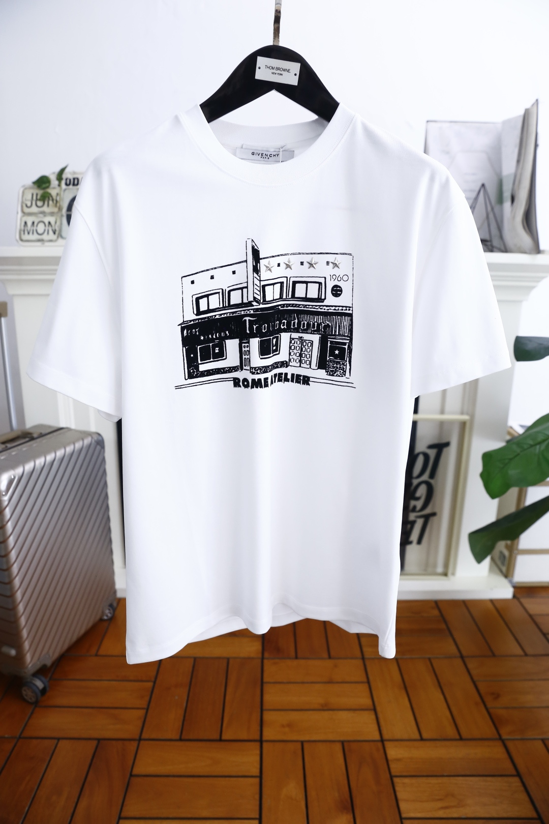 NO:450489,Givenchy. 25 new summer products!  Classic loose version of men's short-sleeved fashionable round neck product design, more fashionable and comfortable, high-standard customization, very stylish upper body, luxurious custom LOGO pattern on the chest, customer-supplied auxiliary materials, imported high-end custom cotton fabric with very delicate texture, exquisite details and exquisite craftsmanship, extremely shaping item, can be matched with any fashion, super good style, a must-have item for trendy men!  Counter size: S-4XL, maximum wear to 220 kilograms!  Shipping the next day!  ,,givenchy,T-shirt,alexander wang19860909纪梵希. 25夏季新品！经典宽松版男士短袖时尚圆领单品设计,更加时尚舒适,高标准定制,上身非常有型,胸前奢华定制LOGO 图案 客供辅料,客供进口高档定制棉面料质感非常细腻,细节工艺精湛考究,塑造性极高的一款单品,任何时装都可以搭配,版型超级好 潮男必备单品！专柜尺码:S-4XL,最大穿到220斤！隔天出货！,,givenchy,T-shirt,alexander wang,Men's clothing