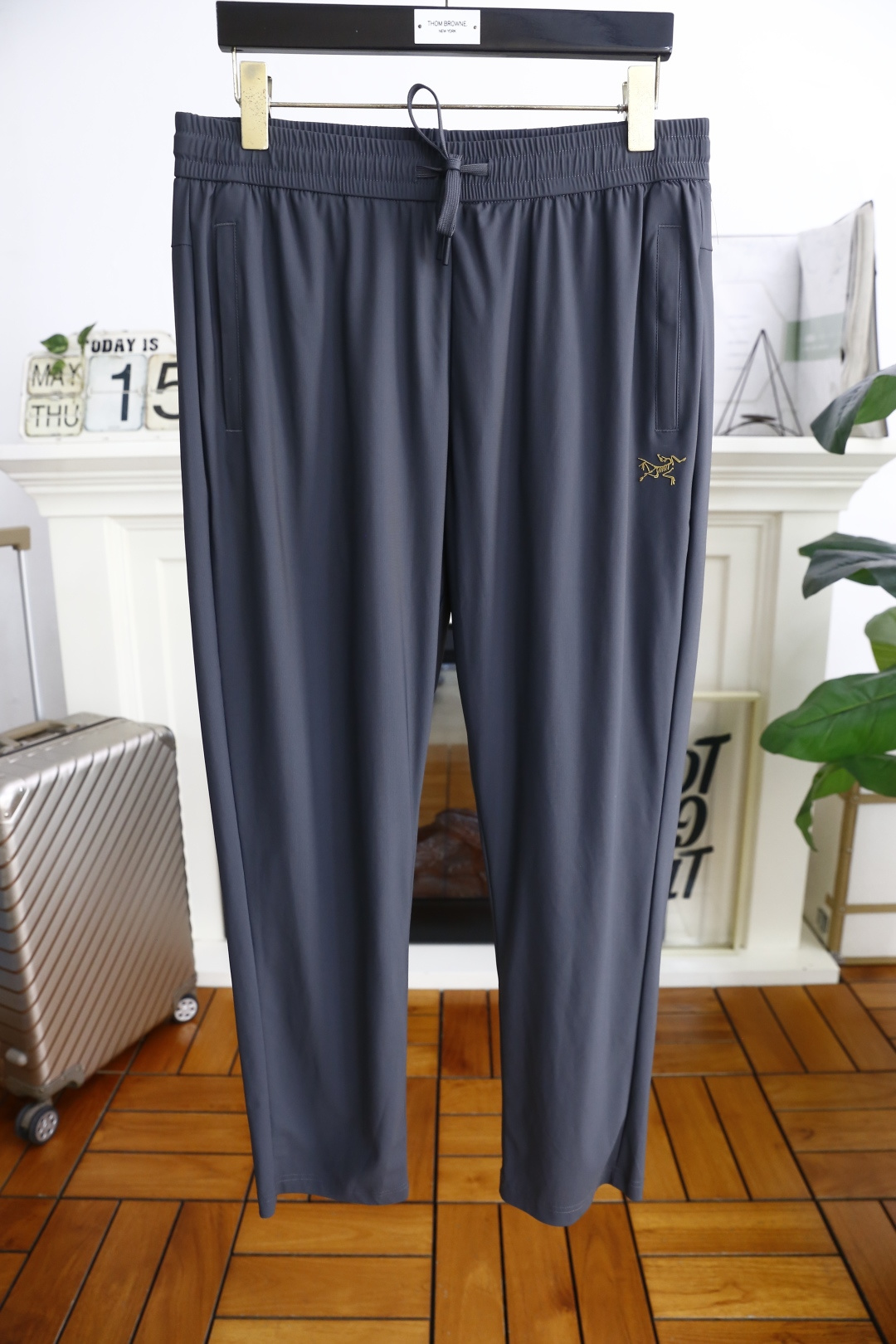 NO:450436,Archaeopt*ryx. 25 new summer fashion men's thin casual pants!  Classic zippered pocket design on both sides!  It uses imported comfortable and quick-drying breathable fabric, luxurious and classic brand LOGO design, and the upper body is casual and comfortable!  Elastic waist and small feet with no restraint!  The same product for overseas European counters, the upper body is fashionable and sporty, very low-key and luxurious!  The stitching of the turner is delicate and strong!  Perfect three-dimensional tailoring, highly recommend buying the product!  Counter size 48-56, shipped the next day!  ,arc'teryx,alexander wang19860909始祖鸟/archaeopt*ryx. 25夏季新品时尚男士薄款休闲裤！经典两侧拉链插袋设计！采用进口舒适速干透气面料,奢华经典品牌LOGO设计 上身随意舒服！松紧腰小脚搭配无束缚感！海外欧洲专柜同品,上身时尚运动显时尚,很低调且不失奢华品味！车工缝线细致而强悍！完美立体剪裁,强烈推荐购入货色！专柜尺码48-56,隔天出货！,arc'teryx,alexander wang,Men's clothing