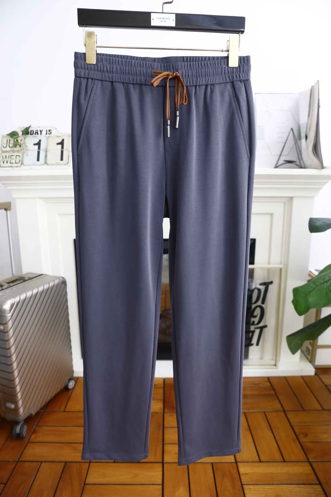 NO:450485,Jeni*/Ze*na. 25 new summer fashion men's thin casual pants!  It uses imported comfortable and breathable cotton fabric, with a luxury brand original LOGO design, and the upper body is casual and comfortable!  Elastic waist casual and versatile style without restraint!  The same product for overseas European counters, the upper body is fashionable and sporty, very low-key and luxurious!  The stitching of the turner is delicate and strong!  Perfect three-dimensional tailoring, highly recommend buying the product!  Complete three standards!  Counter size S-XL, shipped the next day!  ,zegna,alexander wang19860909杰尼*/Ze*na. 25夏季新品时尚男士薄款休闲裤！采用进口舒适透气棉面料,奢华品牌原版LOGO设计 上身随意舒服！松紧腰休闲百搭款无束缚感！海外欧洲专柜同品,上身时尚运动显时尚,很低调且不失奢华品味！车工缝线细致而强悍！完美立体剪裁,强烈推荐购入货色！三标齐全！专柜尺码S-XL,隔天出货！,,zegna,alexander wang,Men's clothing