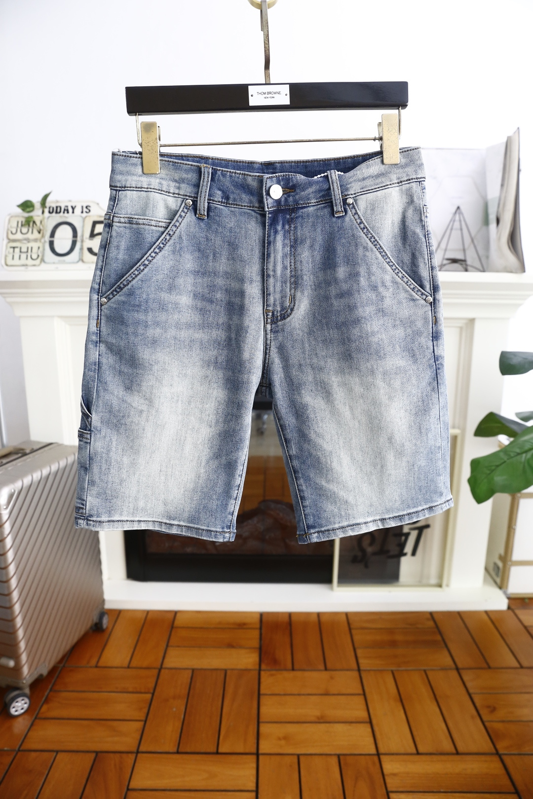 NO:450502,Louisville*/LV. 2025ss summer new product!  Fashionable men's versatile denim shorts luxury brand classic LOGO design uses comfortable washing denim fabric high-end customization, soft touch, fashionable luxury goods, fashion brands, just to improve your quality of life, you can determine the personalized customization, the style is excellent, the details are impeccable!  The style is not picky and very high-end. It is a must-have for trendy men!  Counter size 29-36, shipped the next day!  ,,louis vuitton,louis vuitton,shorts,alexander wang19860909路易威*/LV. 2025ss夏季新品！时尚男士百搭牛仔短裤奢华品牌经典LOGO设计采用舒适洗水牛仔面料高端定制 手感柔软 时尚奢侈品 时尚大牌 只是为了提升你的生活品质 你来确定个性定制 版型超赞,细节做工无可挑剔！款式不挑人 特别高档 潮男必入手！专柜尺码29-36,隔天出货！,,louis vuitton,louis vuitton,shorts,alexander wang,Men's clothing