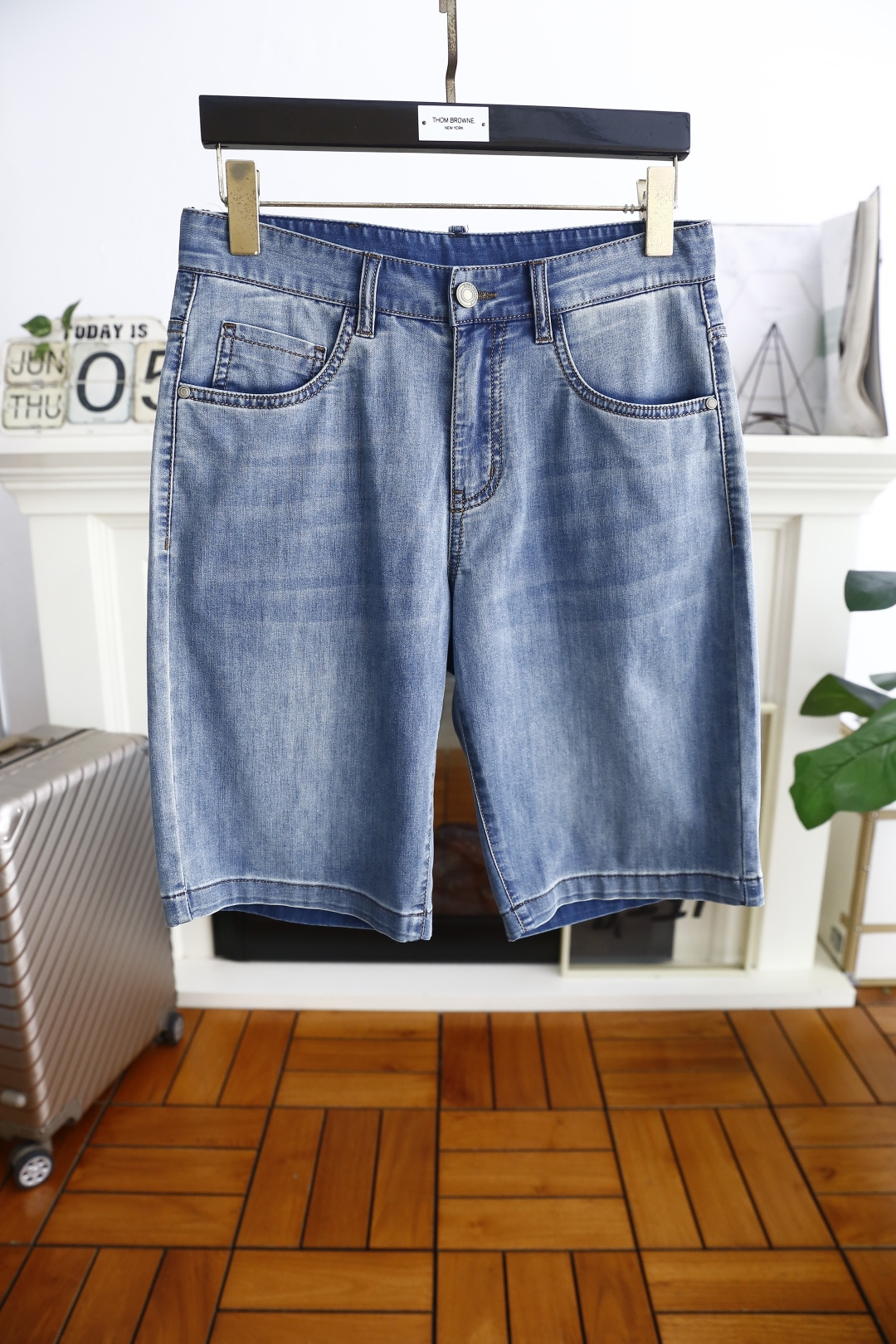 NO:450456,DiSant. 2025 summer new men's denim shorts are perfectly wrapped inside, fashionable and classic brand customized letters LOGO pattern design, exquisite hardware accessories embellishment, the details are considered in full detail, the workmanship is really exquisite, the wiring is fine and symmetrical, there is no unnecessary thread head, the customer supply counter is comfortable washing denim fabric, soft and comfortable, and enjoys texture. The accessories are complete, comparable to any version in the market, and the upper body effect is excellent!  Size 29-36, shipped the next day!  ,,shorts,alexander wang19860909迪桑特. 2025夏季新款男士牛仔短裤内里完美包边,时尚经典品牌定制字母LOGO图案设计 精美五金配件点缀 在细节上考虑的面面俱到 做工真的极其精湛 走线细密匀称 毫无多余线头,客供专柜舒适洗水牛仔面料,柔软舒适,质感享受.辅料齐全,媲美市场任何版本,上身效果超赞！尺码29-36,隔天出货！,,shorts,alexander wang,Men's clothing