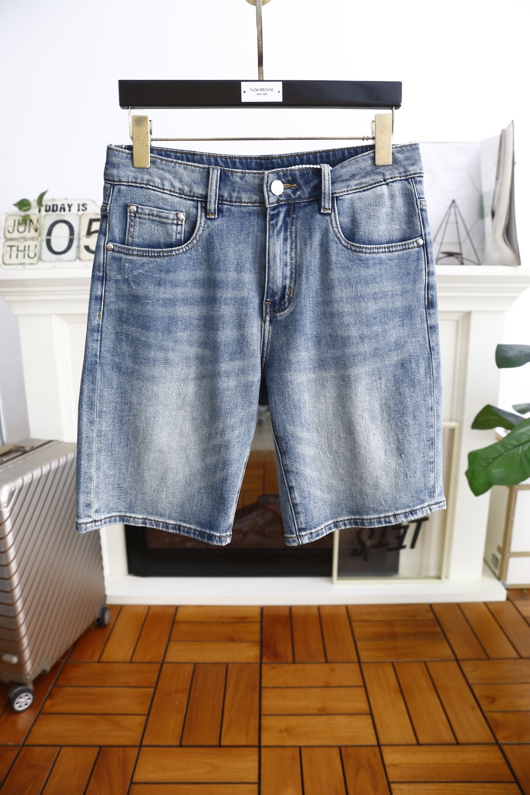 NO:450497,Louis Vuit*/Louis Vuit*on. The new summer 2025 men's denim shorts are perfectly wrapped inside, fashionable and classic brand LOGO pattern design, exquisite hardware accessories embellishment, the details are considered in full detail, the workmanship is really exquisite, the wiring is fine and symmetrical, there is no unnecessary thread head, the customer supply counter is comfortable washing denim fabric, soft and comfortable, and enjoys texture. The accessories are complete, comparable to any version in the market, and the upper body effect is excellent!  Size 29-36, shipped the next day!  ,,louis vuitton,louis vuitton,shorts,alexander wang19860909路易威*/Louis Vuit*on. 2025夏季新款男士牛仔短裤内里完美包边,时尚经典品牌LOGO图案设计 精美五金配件点缀 在细节上考虑的面面俱到 做工真的极其精湛 走线细密匀称 毫无多余线头,客供专柜舒适洗水牛仔面料,柔软舒适,质感享受.辅料齐全,媲美市场任何版本,上身效果超赞！尺码29-36,隔天出货！,,louis vuitton,louis vuitton,shorts,alexander wang,Men's clothing