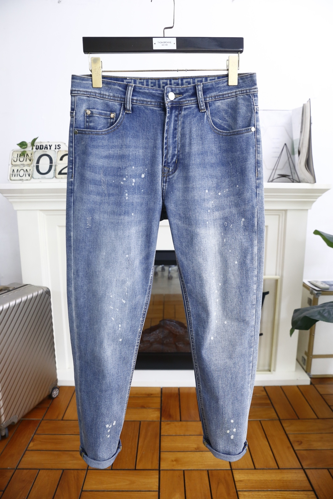 NO:450467,Fendi/Fe*di. 25 summer new product original single high-end men's jeans luxury classic brand letter LOGO accessories. Hot-selling models for overseas counters. They are very comfortable to wear, low-key and luxurious. They are very classy when worn. There is no need to say much about the trouser style and cutting. The upper body is exquisite and vivid, and the top quality is top quality. The selection of real palace-grade denim. High-end top washing denim fabric, excellent quality, and heavy washing makes the pants very soft!  Not picky about people, the upper body is absolutely stylish and extremely luxurious. Counter size 29-38, no 35/37!  Shipping the next day!  ,fendi,jeans,alexander wang19860909芬迪/Fe*di. 25夏季新品原单高端男士牛仔裤奢华经典品牌字母LOGO配饰 海外专柜热销款 身穿着非常舒适 低调不失奢华 穿出去非常有档次 裤型款式和裁剪亦无需多言 上身精致跃然高档一等一顶级质料 真正殿堂级的牛仔布选用 高档顶级洗水牛仔面料,品质卓然,经过重水洗使得裤子很柔软！不挑人 上身绝对的有型 极度奢华. 专柜尺码 29-38,无35/37！隔天出货！,,fendi,jeans,alexander wang,Men's clothing