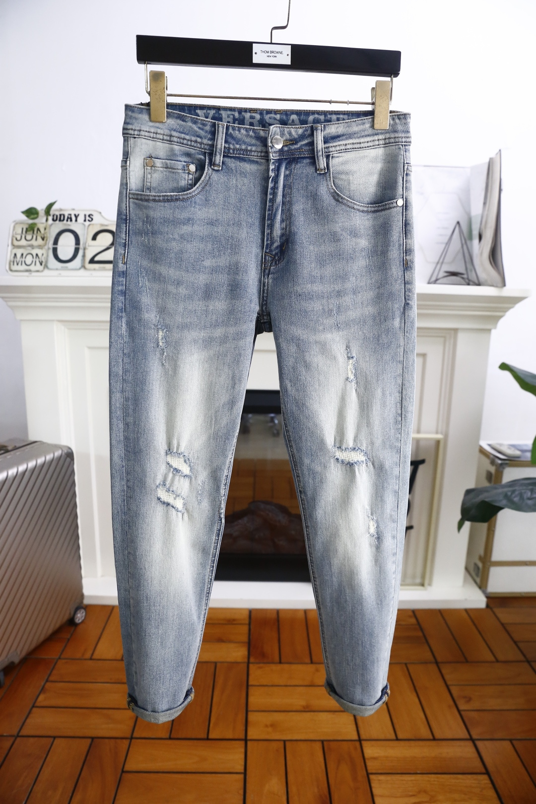 NO:450479,Van Size/Ver*ace. New products for summer 2025!  Fashionable men's summer thin ripped jeans are made of customer-supplied wash stretch jeans!  The luxury and classic brand Medusa Logo logo highlights the brand's characteristics, and fashion trends have therefore become one of the biggest selling points and are extremely cost-effective. There is no confusion or trouble of color conflict. Such a rich high-end jeans are absolutely fashionable, casual and versatile!  A must-have for trendy men!  Counter size 29-38, no 35/37!  Shipping the next day!  , versace jeans alexander wang19860909范思泽/Ver*ace. 2025夏季新品！时尚男士夏季薄款破洞牛仔裤采用客供水洗弹力牛仔裤！奢华经典品牌美杜莎Logo标志彰显品牌特征,时尚潮流因此已成为最大卖点之一而性价比又极高,没有颜色冲突的困惑或困扰,这么一款丰富内练高端牛仔裤,绝对时尚休闲百搭款！潮男必备！专柜尺码29-38,没35/37！隔天出货！,,versace,jeans,alexander wang,Men's clothing