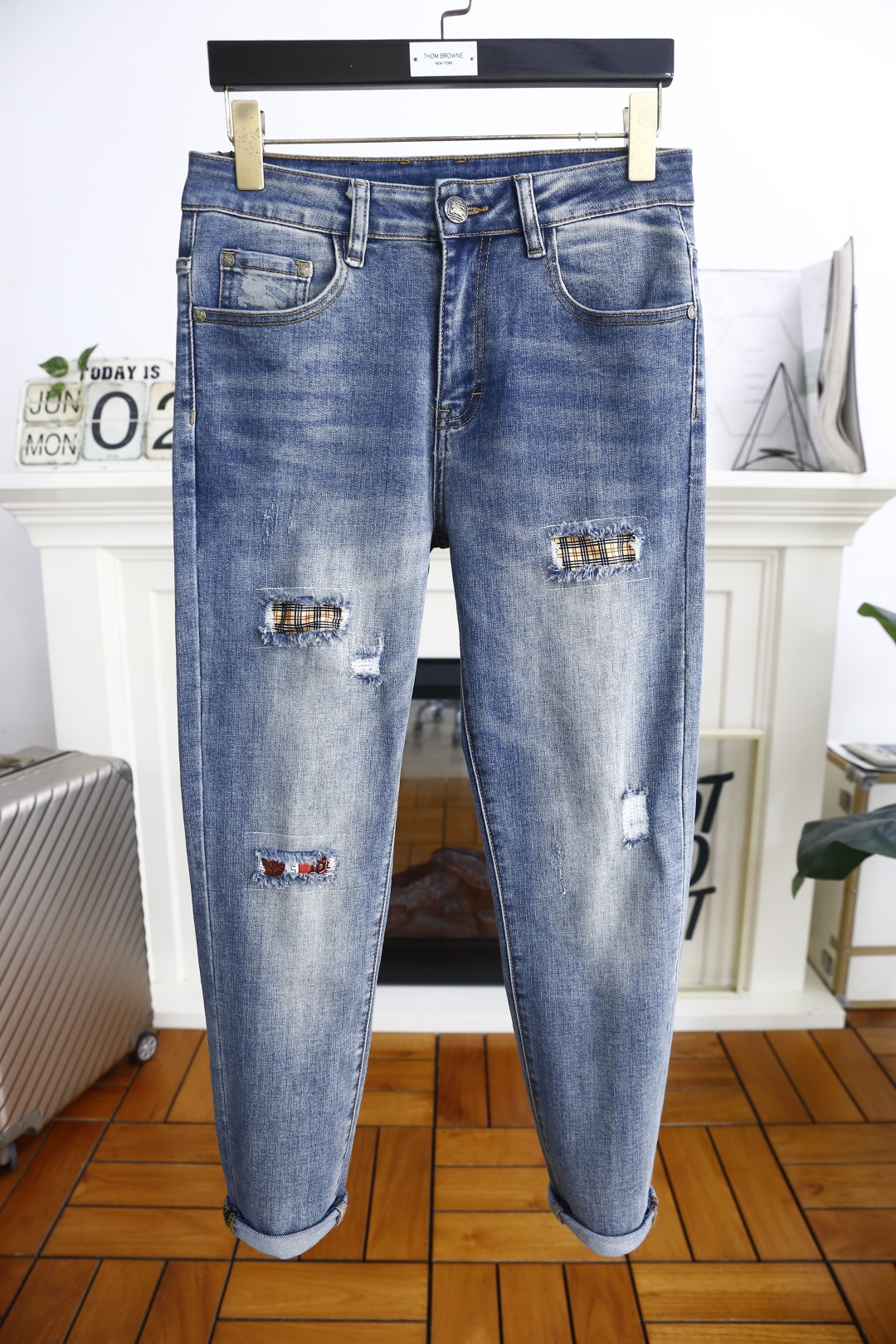 NO:450461,Burpberry/Bur*erry. 25 summer new product original single high-end men's jeans luxury classic brand Zhanma LOGO accessories. Hot-selling models for overseas counters. They are very comfortable to wear, low-key and luxurious. They are very classy when worn. There is no need to say much about the trouser style and cutting. The upper body is exquisite and vivid, and the top quality is top quality. The selection of real palace-grade denim. High-end top washing denim fabric, excellent quality, and heavy washing makes the pants very soft!  Not picky about people, the upper body is absolutely stylish and extremely luxurious. Counter size 29-38, no 35/37!  Shipping the next day!  ,burberry,burberry,jeans,alexander wang19860909巴宝丽/Bur*erry. 25夏季新品原单高端男士牛仔裤奢华经典品牌战马LOGO配饰 海外专柜热销款 身穿着非常舒适 低调不失奢华 穿出去非常有档次 裤型款式和裁剪亦无需多言 上身精致跃然高档一等一顶级质料 真正殿堂级的牛仔布选用 高档顶级洗水牛仔面料,品质卓然,经过重水洗使得裤子很柔软！不挑人 上身绝对的有型 极度奢华. 专柜尺码 29-38,无35/37！隔天出货！,,burberry,burberry,jeans,alexander wang,Men's clothing