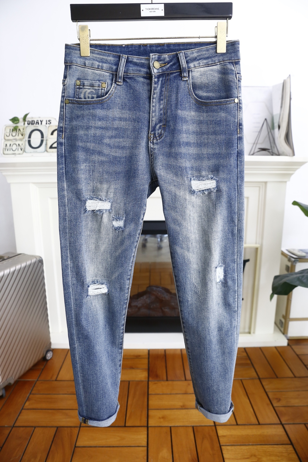 NO:450473,Gucci/Gu*ci. 2025 summer new product!  Fashionable men's summer thin ripped jeans are made of customer-supplied wash stretch jeans!  The luxury and classic brand logo highlights the brand characteristics, and fashion trends have therefore become one of the biggest selling points and are extremely cost-effective. There is no confusion or trouble of color conflict. Such a rich high-end jeans are absolutely fashionable, casual and versatile!  A must-have for trendy men!  Counter size 29-38, no 35/37!  Shipping the next day!  ,gucci,jeans,alexander wang19860909古驰/Gu*ci. 2025夏季新品！时尚男士夏季薄款破洞牛仔裤采用客供水洗弹力牛仔裤！奢华经典品牌Logo标志彰显品牌特征,时尚潮流因此已成为最大卖点之一而性价比又极高,没有颜色冲突的困惑或困扰,这么一款丰富内练高端牛仔裤,绝对时尚休闲百搭款！潮男必备！专柜尺码29-38,没35/37！隔天出货！,,gucci,jeans,alexander wang,Men's clothing