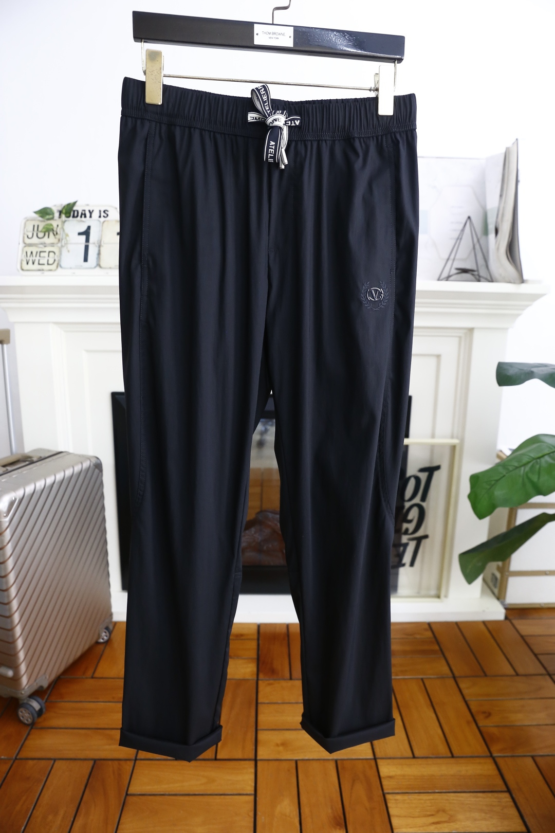 NO:450491,Valentino. 25 new summer fashion men's thin casual pants!  Classic two-side pocket design!  It uses imported comfortable and quick-drying breathable fabric, luxurious and classic brand LOGO design, and the upper body is casual and comfortable!  Elastic waist and small feet with no restraint!  The same product for overseas European counters, the upper body is fashionable and sporty, very low-key and luxurious!  The stitching of the turner is delicate and strong!  Perfect three-dimensional tailoring, highly recommend buying the product!  Counter size S-4XL, shipped the next day!  , valentino,alexander wang19860909华伦天奴. 25夏季新品时尚男士薄款休闲裤！经典两侧插袋设计！采用进口舒适速干透气面料,奢华经典品牌LOGO设计 上身随意舒服！松紧腰小脚搭配无束缚感！海外欧洲专柜同品,上身时尚运动显时尚,很低调且不失奢华品味！车工缝线细致而强悍！完美立体剪裁,强烈推荐购入货色！专柜尺码S-4XL,隔天出货！,,valentino,alexander wang,Men's clothing