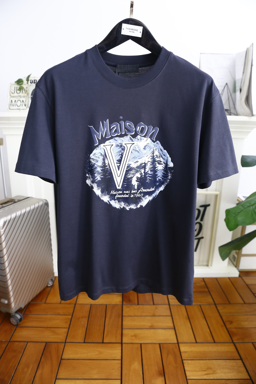 NO:450458,Valentino. 2025 summer new men's casual round neck short sleeves!  Luxurious classic custom LOGO design!  High-end customization, high-version, fashionable and versatile!  It is made of comfortable European cotton fabric and feels super soft and delicate, comfortable to wear, high-end boutique, fine OEM factory made on the upper body very good, a must-have item for men!  Size S-4XL, maximum wear to 220 catties!  Shipping the next day!  , valentino, T-shirt,alexander wang19860909华伦天奴. 2025夏季新款男士休闲圆领短袖！奢华经典定制LOGO设计！高端定制 高版本 时尚百搭爆款！采用舒适欧洲棉面料手感超柔软细腻 穿着亲肤舒适 高端精品 代工厂精细做上身非常赞 男士必备单品！尺码S-4XL,最大穿到220斤！隔天出货！,,valentino,T-shirt,alexander wang,Men's clothing