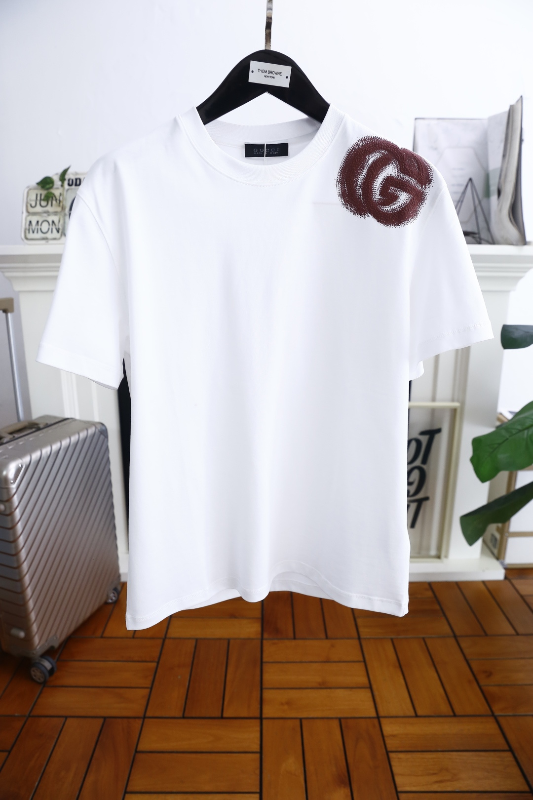 NO:450452,Gucci/Gu*ci. New 2025 summer model!  Fashionable men's casual round neck short-sleeved fashion item design, more fashionable and comfortable, high-standard customization, very stylish on the upper body, luxurious and classic brand customized letter LOGO pattern Customer-supplied auxiliary materials, comfortable custom cotton fabric with very delicate texture, exquisite details and exquisite craftsmanship, extremely shaping item, can be matched with any fashion, super good style, a must-have item for trendy men. Counter size: S-4XL, shipped the next day!  ,gucci,T-shirt,alexander wang19860909古驰/Gu*ci. 2025夏季新款！时尚男士休闲圆领短袖时尚单品设计,更加时尚舒适,高标准定制,上身非常有型,奢华经典品牌定制字母LOGO 图案 客供辅料,采用舒适定制棉面料质感非常细腻,细节工艺精湛考究,塑造性极高的一款单品,任何时装都可以搭配,版型超级好 潮男必备单品 专柜尺码:S-4XL,隔天出货！,,gucci,T-shirt,alexander wang,Men's clothing