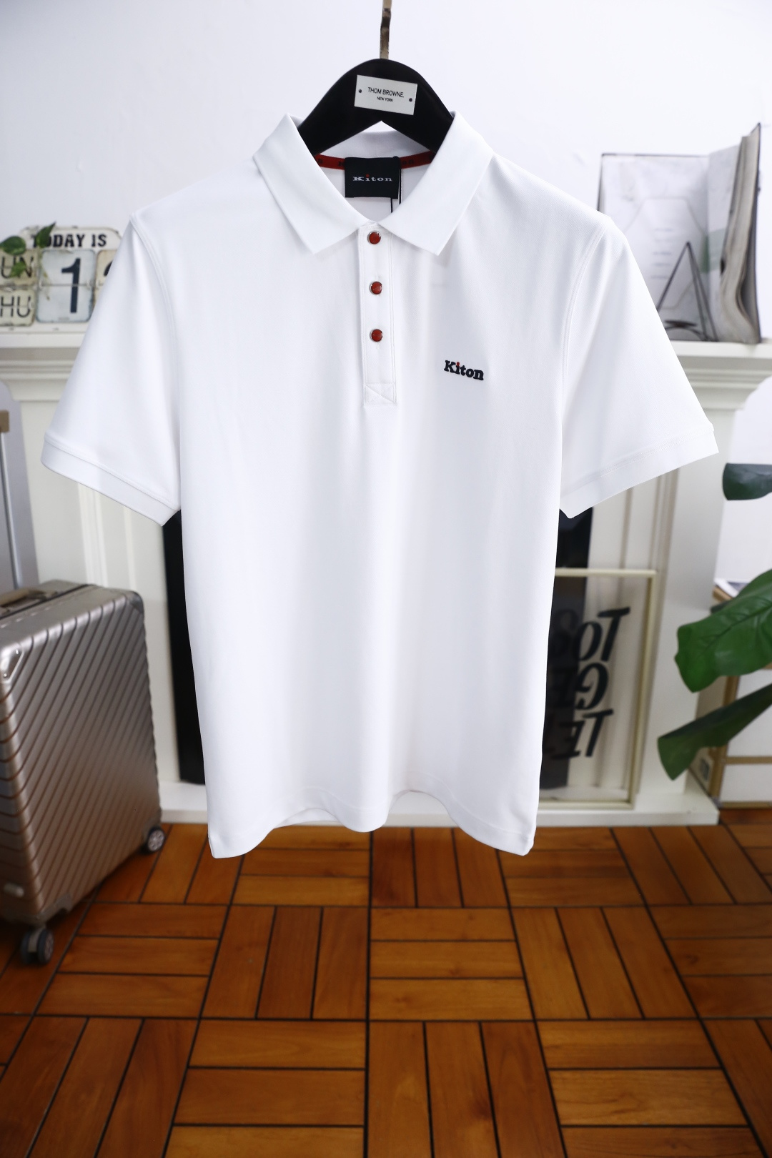 NO:446479,Kiton. New in summer!  Classic fashion lapel polo short-sleeved fashion item design, more fashionable and comfortable, high-standard customization, very stylish on the upper body, luxury brand classic letter LOGO pattern customer-supplied auxiliary materials, imported high-end comfortable breathable fabric with very delicate texture, exquisite and exquisite detailing and exquisite accessories, all supplied by foreign merchants, a very high shaping item, can be matched with any fashion, the style is super good, a must-have item for trendy men!  Complete three standards!  Counter size: 48-56, shipped the next day!  ,T-shirt,alexander wang19860909kiton. 夏季新品！经典时尚翻领polo短袖时尚单品设计,更加时尚舒适,高标准定制,上身非常有型,奢华品牌经典字母LOGO图案 客供辅料,采用进口高档舒适透气面料质感非常细腻,细节工艺精湛考究,辅料皆为外商客供,塑造性极高的一款单品,任何时装都可以搭配,版型超级好 潮男必备单品！三标齐全！专柜尺码:48-56,隔天出货！,,T-shirt,alexander wang,Men's clothing