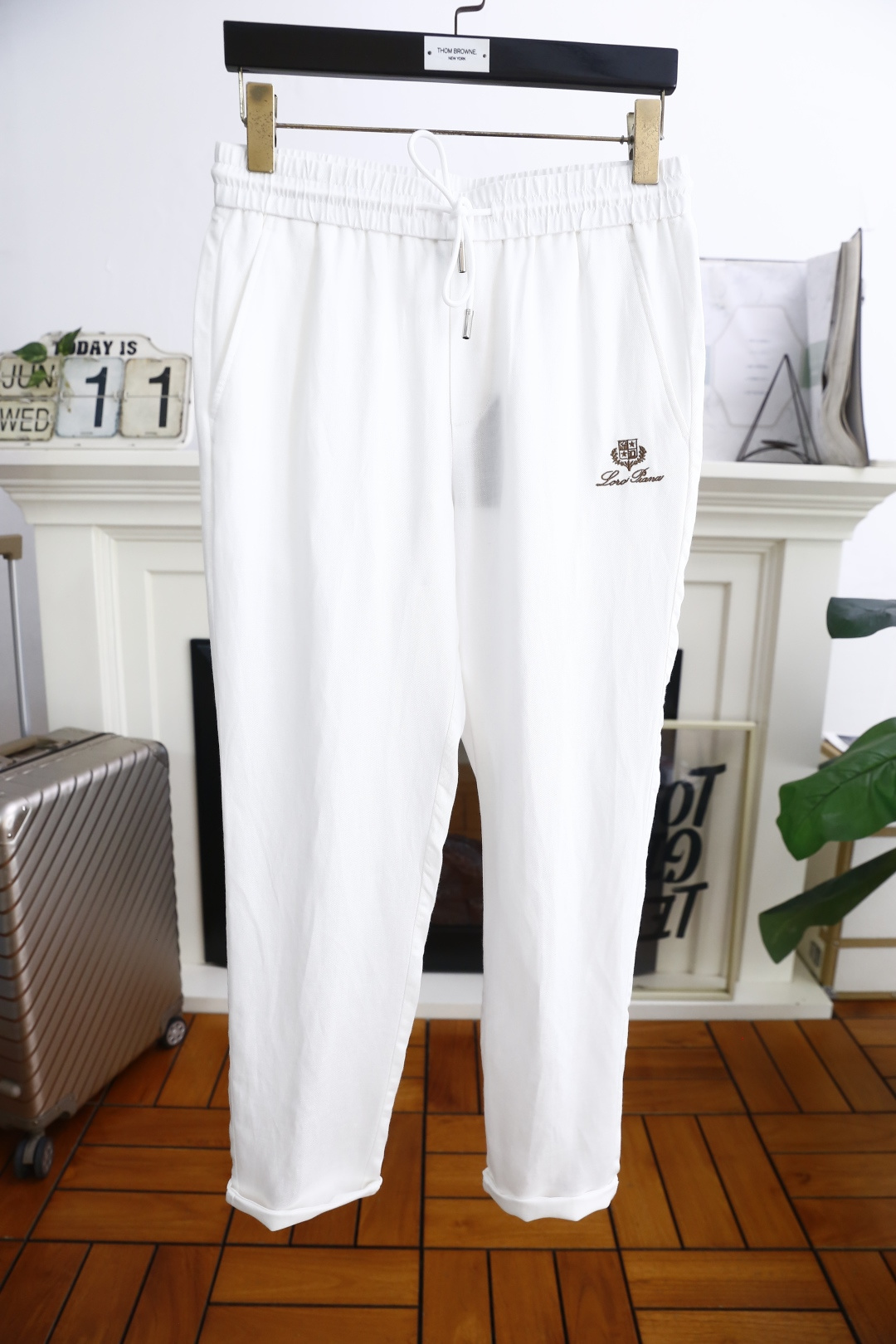 NO:446503,LP. 25 new summer fashion men's thin casual pants!  It uses imported comfortable and breathable cotton fabric, with a luxury brand original letter LOGO design, and the upper body is casual and comfortable!  Elastic waist casual and versatile style without restraint!  The same product for overseas European counters, the upper body is fashionable and sporty, very low-key and luxurious!  The stitching of the turner is delicate and strong!  Perfect three-dimensional tailoring, highly recommend buying the product!  Complete three standards!  Counter size S-2XL, shipped the next day!  loro piana alexander wang19860909LP. 25夏季新品时尚男士薄款休闲裤！采用进口舒适透气棉面料,奢华品牌原版字母LOGO设计 上身随意舒服！松紧腰休闲百搭款无束缚感！海外欧洲专柜同品,上身时尚运动显时尚,很低调且不失奢华品味！车工缝线细致而强悍！完美立体剪裁,强烈推荐购入货色！三标齐全！专柜尺码S-2XL,隔天出货！,,loro piana,alexander wang,Men's clothing