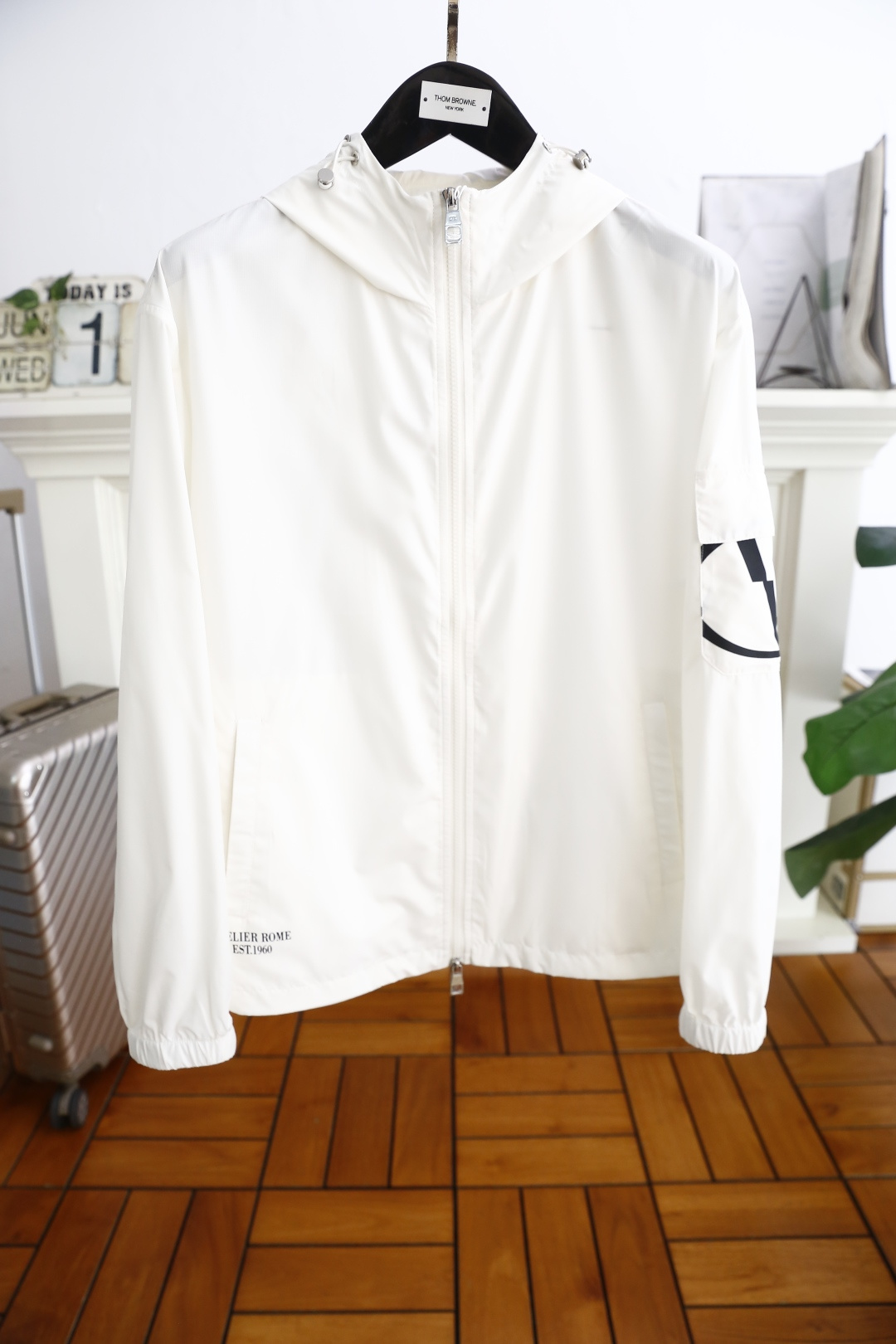 NO:446526,Valentino. New in summer 25!  Fashionable men's hooded sunscreen luxury brand classic logo design high-end customization, anyone can drive easily, imported high-end top quick-drying fabric, soft hand, comfortable and stylish, excellent warmth, luxurious fashion craftsmanship styles, foreign trade company orders, domestic first-line OEM factories, customized high-density fabrics, luxury classic designs, fashion essentials!  Highly recommended to purchase!  Counter size S-4XL, shipped the next day!  , valentino,hats,alexander wang19860909华伦天奴. 25夏季新品！时尚男士连帽防晒衣奢华品牌经典logo设计高级定制 任何人都可以轻松驾驶 进口高档顶级速干面料 手软舒适有型 保暖极佳,奢华时尚工艺款式,外贸公司订单,国内一线代工厂出品,订制高密度面料,奢华经典设计,时尚必备单品！强烈推荐购入！专柜尺码S-4XL,隔天出货！,,valentino,hats,alexander wang,Men's clothing