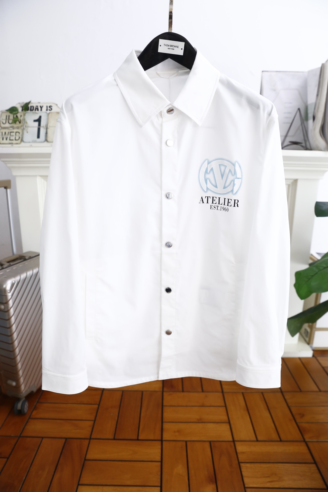 NO:446508,Valentino. New product classic lapel jacket for men!  Luxury classic brand elements matching for a must-have artifact that goes out early and comes back late!  Fashion button-designed men's jacket, with high-end, top-quality, comfortable and breathable fabric, the texture is high-end and delicate, with a strong sense of class and luxurious classic element design, both business and casual styles, versatile styles are suitable for all occasions, and anyone can easily control it!  Counter code S-4XL, shipped the next day!  , valentino,jackets & coats,jackets & coats,alexander wang19860909华伦天奴. 新品男士经典翻领夹克推荐！早出晚归必备神器奢华经典品牌元素搭配！时尚扣子设计男士外套,采用高档顶级舒适透气面料面料的质感很高档细腻,档次感强奢华经典元素设计,商务休闲兼备款,款式百搭适合各种场合 ,任何人都可以轻松驾驭！专柜码数S-4XL,隔天出货！,,valentino,jackets & coats,jackets & coats,alexander wang,Men's clothing