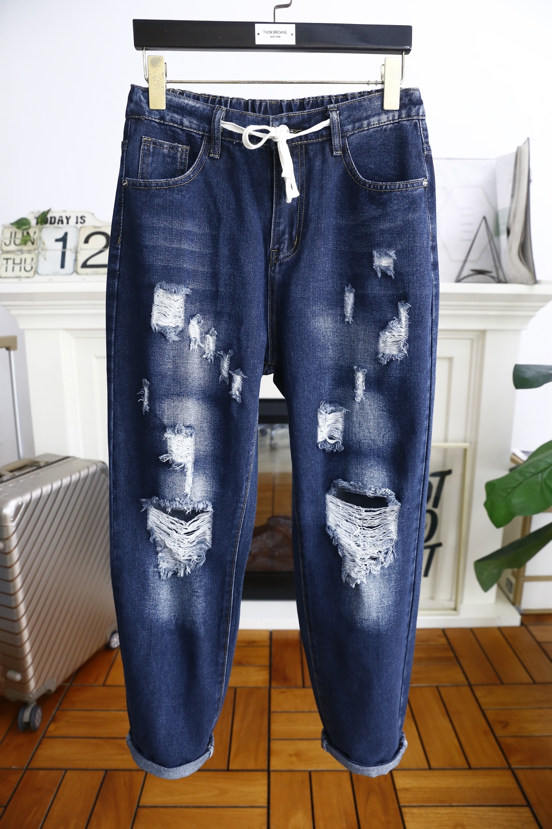 NO:446509,Fendi/Fe*di. 25 summer new product original single high-end ripped elastic waist jeans!  Luxury classic brand letter LOGO accessories, hot-selling models for the counter, very comfortable to wear, low-key and luxurious, very classy when worn, no need to say much about the trouser style and cutting. The upper body is exquisite and vivid, high-end and top-grade material. The selection of real palace-grade denim. High-end top-washed denim fabric, excellent quality, and heavy washing makes the pants very soft!  Not picky about people, the upper body is absolutely stylish and extremely luxurious. Counter size 29-38, no 35/37!  Shipping the next day!  ,fendi,jeans,alexander wang19860909芬迪/Fe*di. 25夏季新品原单高端破洞松紧腰牛仔裤！奢华经典品牌字母LOGO配饰 专柜热销款 身穿着非常舒适 低调不失奢华 穿出去非常有档次 裤型款式和裁剪亦无需多言 上身精致跃然高档一等一顶级质料 真正殿堂级的牛仔布选用 高档顶级洗水牛仔面料,品质卓然,经过重水洗使得裤子很柔软！不挑人 上身绝对的有型 极度奢华. 专柜尺码 29-38,无35/37！隔天出货！,,fendi,jeans,alexander wang,Men's clothing