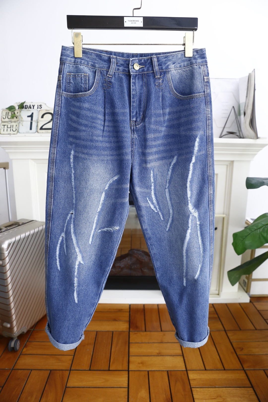 NO:446521,Burbe*ry. New in summer!  Fashionable brand loose original single men's versatile jeans classic trendy brand ripped design!  Brand original war horse logo pairing!  The role of ace hits every season is like a classic signature textbook!  A pair of pants with a very aesthetic tone, dominated by fabric and quality, continues the essence of normal design, with label elements perfectly embedded, which is a distinctive feature of identity and is quite distinctive!  Customer-supplied top-quality washing buffet fabrics, the fabric has first-class texture, slightly elastic, excellent scratchiness and boneiness, and the capable and neat cut, and the upper body effect is excellent!  A must-have artifact for trendy men!  Counter size 29-38, no 35/37!  Shipping the next day!  ,burberry,burberry,jeans,alexander wang19860909巴宝丽/Burbe*ry. 25夏季新品！潮牌宽松原单男士百搭牛仔裤经典潮牌破洞设计！品牌原版战马LOGO搭配！每一季的王牌级爆款担当,俨然属于经典招牌教科书般存在！极具美学基调的一款裤子,以面料和品质为主导,延续了常态化的设计精髓,标签化元素完美嵌入,属于身份的特色彰显,辨识度颇为鲜明！客供进口顶级洗水牛仔面料,面料质地一流,略带弹力,挺刮度与筋骨感极好,干练利落的裁剪,上身效果极好！潮男必备神器！专柜尺码29-38,无35/37！隔天出货！,,burberry,burberry,jeans,alexander wang,Men's clothing