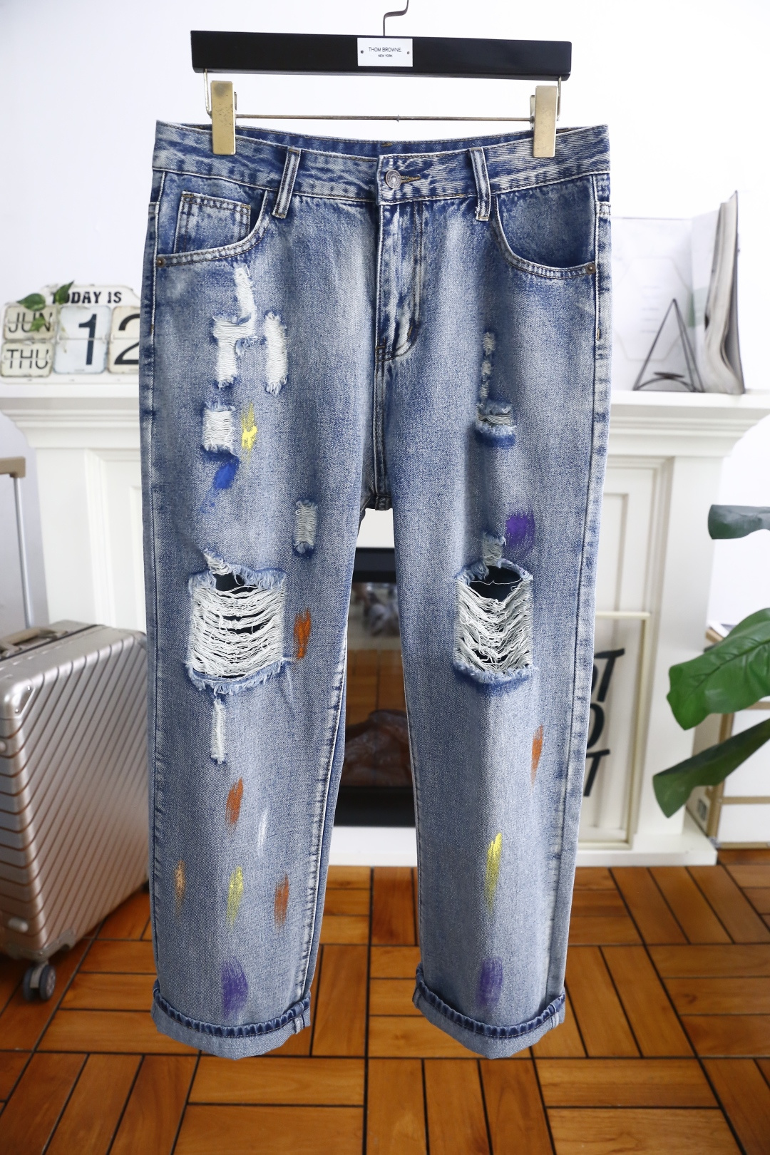 NO:446515,Balencia*a. 25 summer new trendy brand loose original single men's versatile jeans classic trendy brand ripped design!  Brand original leather brand letter LOGO matching!  The role of ace hits every season is like a classic signature textbook!  A pair of pants with a very aesthetic tone, dominated by fabric and quality, continues the essence of normal design, with label elements perfectly embedded, which is a distinctive feature of identity and is quite distinctive!  Customer-supplied top-quality washing buffet fabrics, the fabric has first-class texture, slightly elastic, excellent scratchiness and boneiness, and the capable and neat cut, and the upper body effect is excellent!  A must-have artifact for trendy men!  Counter size 29-38, no 35/37!  Shipping the next day!  ,balenciaga,balenciaga,jeans,alexander wang19860909巴黎世家/Balencia*a. 25夏季新品潮牌宽松原单男士百搭牛仔裤经典潮牌破洞设计！品牌原版皮牌字母LOGO搭配！每一季的王牌级爆款担当,俨然属于经典招牌教科书般存在！极具美学基调的一款裤子,以面料和品质为主导,延续了常态化的设计精髓,标签化元素完美嵌入,属于身份的特色彰显,辨识度颇为鲜明！客供进口顶级洗水牛仔面料,面料质地一流,略带弹力,挺刮度与筋骨感极好,干练利落的裁剪,上身效果极好！潮男必备神器！专柜尺码29-38,无35/37！隔天出货！,,balenciaga,balenciaga,jeans,alexander wang,Men's clothing