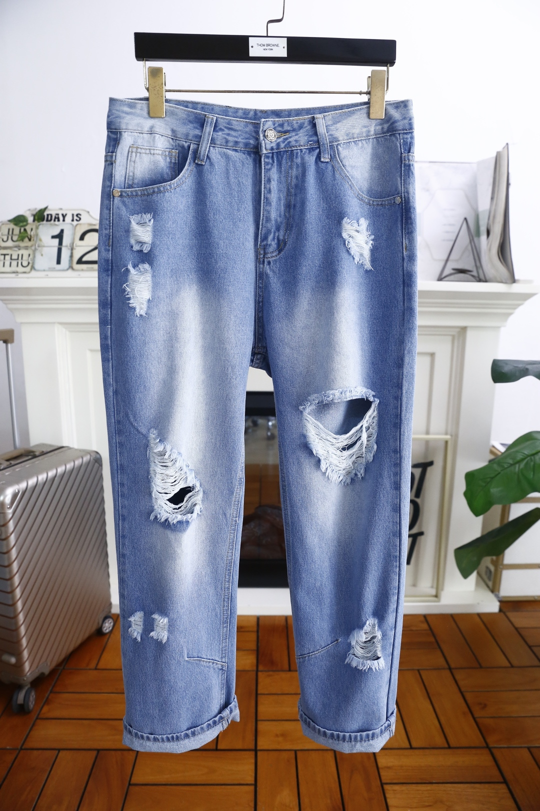 NO:446486,Luo Yiwei. 25 summer new trendy brand loose original single men's versatile jeans classic trendy brand ripped design!  Brand original leather brand letter LOGO matching!  The role of ace hits every season is like a classic signature textbook!  A pair of pants with a very aesthetic tone, dominated by fabric and quality, continues the essence of normal design, with label elements perfectly embedded, which is a distinctive feature of identity and is quite distinctive!  Customer-supplied top-quality washing buffet fabrics, the fabric has first-class texture, slightly elastic, excellent scratchiness and boneiness, and the capable and neat cut, and the upper body effect is excellent!  A must-have artifact for trendy men!  Counter size 29-38, no 35/37!  Shipping the next day!  ,loewe,jeans,alexander wang19860909罗意威. 25夏季新品潮牌宽松原单男士百搭牛仔裤经典潮牌破洞设计！品牌原版皮牌字母LOGO搭配！每一季的王牌级爆款担当,俨然属于经典招牌教科书般存在！极具美学基调的一款裤子,以面料和品质为主导,延续了常态化的设计精髓,标签化元素完美嵌入,属于身份的特色彰显,辨识度颇为鲜明！客供进口顶级洗水牛仔面料,面料质地一流,略带弹力,挺刮度与筋骨感极好,干练利落的裁剪,上身效果极好！潮男必备神器！专柜尺码29-38,无35/37！隔天出货！,,loewe,jeans,alexander wang,Men's clothing