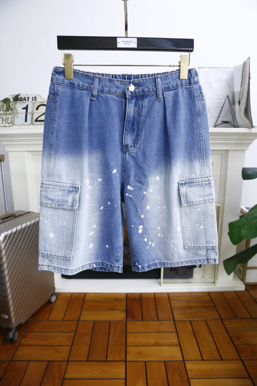 NO:446502,Luo Yiwei.ss summer new product! Fashionable men's original single elastic waist denim shorts luxury brand classic LOGO design uses comfortable washing denim fabric high-end customization, soft touch, fashionable luxury goods, fashion brands, just to improve your quality of life, you can determine the personalized customization, the style is excellent, the details are impeccable! The style is not picky and very high-end. It is a must-have for trendy men! Counter size 29-38, shipped the next day! ,loewe,shorts,alexander wang19860909罗意威. ss夏季新品！时尚男士原單松紧腰牛仔短裤奢华品牌经典LOGO设计采用舒适洗水牛仔面料高端定制 手感柔软 时尚奢侈品 时尚大牌 只是为了提升你的生活品质 你来确定个性定制 版型超赞,细节做工无可挑剔！款式不挑人 特别高档 潮男必入手！专柜尺码29-38,隔天出货！,,loewe,shorts,alexander wang,Men's clothing