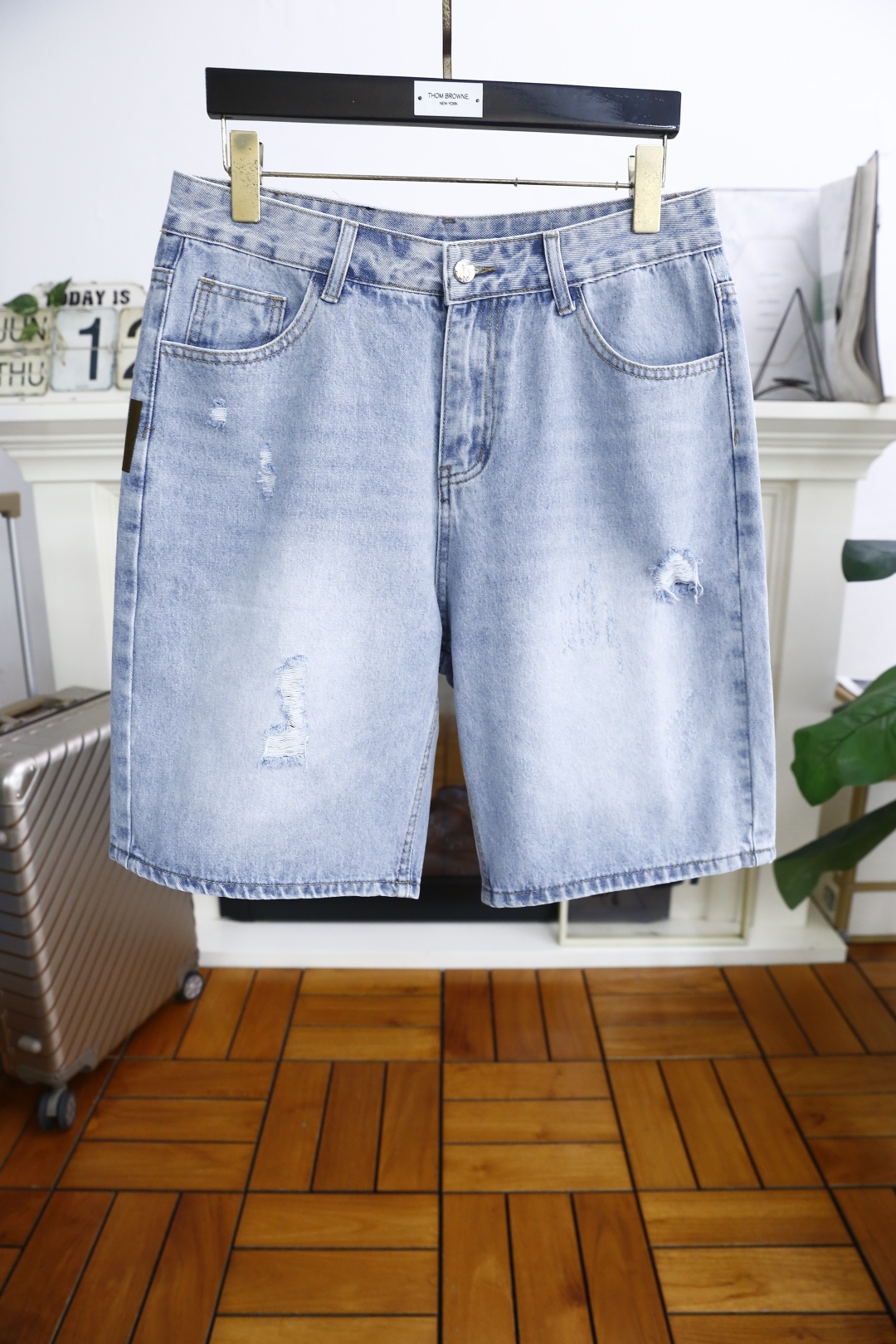 NO:446494,Fendi/Fe*di.ss summer new product! Fashionable men's original single ripped denim shorts luxury brand classic LOGO design uses comfortable washing denim fabric high-end customization, soft touch, fashionable luxury goods, fashion brands, just to improve your quality of life, you can determine the personalized customization, the style is excellent, the details are impeccable! The style is not picky and very high-end. It is a must-have for trendy men! Counter size 29-38, shipped the next day! ,fendi,shorts,alexander wang19860909芬迪/Fe*di. ss夏季新品！时尚男士原單破洞牛仔短裤奢华品牌经典LOGO设计采用舒适洗水牛仔面料高端定制 手感柔软 时尚奢侈品 时尚大牌 只是为了提升你的生活品质 你来确定个性定制 版型超赞,细节做工无可挑剔！款式不挑人 特别高档 潮男必入手！专柜尺码29-38,隔天出货！,,fendi,shorts,alexander wang,Men's clothing