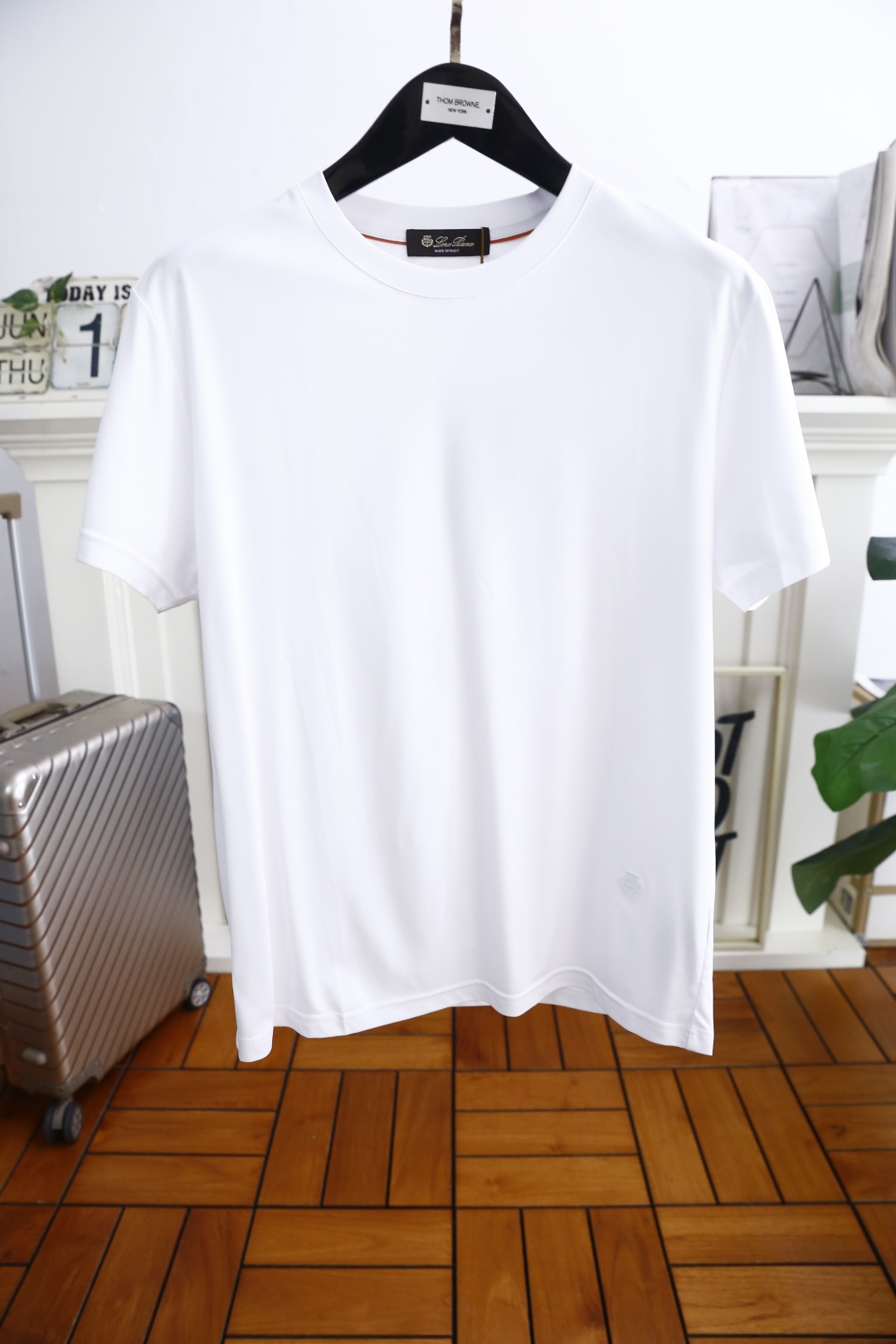 NO:446536,LP. New summer fashion round neck short sleeve high-end custom versatile style!  More practical, anyone can easily control it. It adopts classic comfortable and breathable fabric craftsmanship. The exquisite embroidery logo design of luxury classic brand is very high-end and must be entered if you understand the goods!  The style and tailoring are slim styles, which are very exquisite, showing aura and highlighting the exquisiteness of business men. This is the unique feature, just right slim fit, and the upper body effect is very good!  Complete three standards!  Counter size 48-56, shipped the next day!  ,loro piana,T-shirt,alexander wang19860909LP. 夏季新品时尚圆领短袖高级定制百搭款式！更有实用感 任何人都可以轻松驾驭 采用经典舒适透气面料工艺 奢华经典品牌精致绣花logo设计,非常显档次懂货的必须入！版型剪裁属于修身款 非常精致,显气场,又会凸显商务男士的精致,这就是独到之处,恰到好处的修身,上身效果非常赞！三标齐全！专柜尺码48-56,隔天出货！,,loro piana,T-shirt,alexander wang,Men's clothing