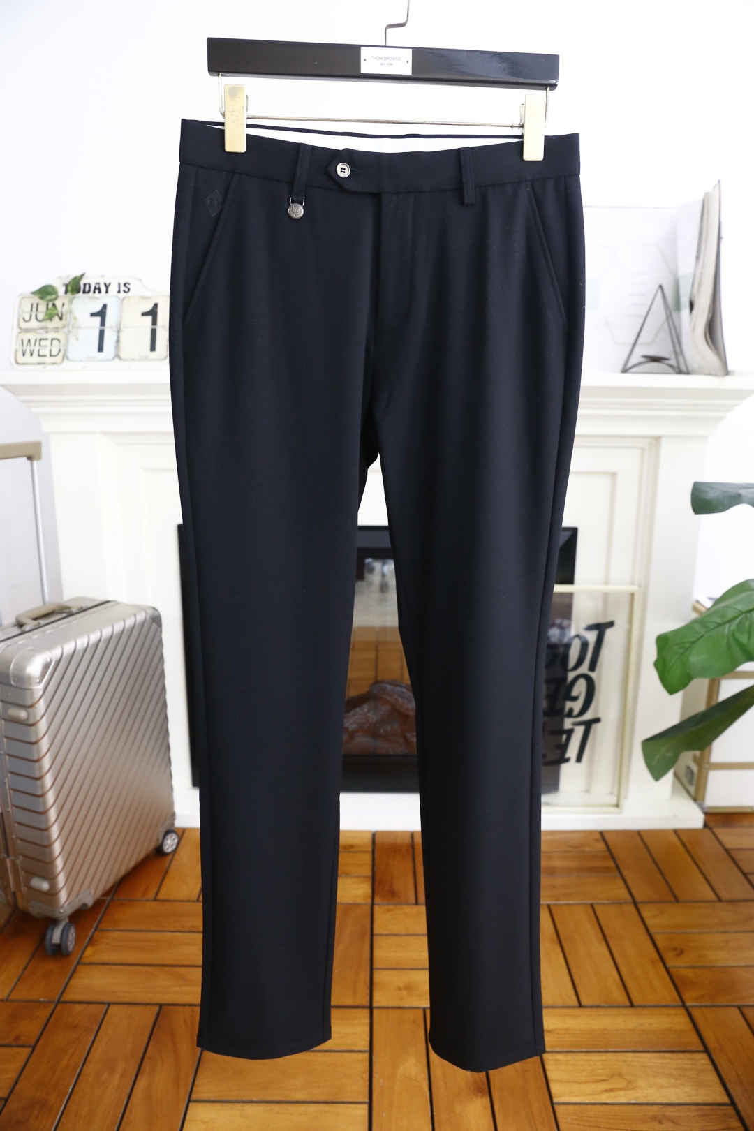 NO:446487,LP. New summer fashion products for men's casual trousers!  Use comfortable and breathable fabric, luxurious and classic brand original LOGO design, the upper body is casual and comfortable!  No sense of restraint!  The same product for overseas European counters, the upper body is fashionable and sporty, very low-key and luxurious!  The stitching of the turner is delicate and strong!  Perfect three-dimensional tailoring, highly recommend buying the product!  Counter size: 30-38, no 35/37!  Shipping the next day!  loro piana alexander wang19860909LP. 夏季时尚新品男士休闲西裤！采用舒适透气面料,奢华经典品牌原版LOGO设计 上身随意舒服！无束缚感！海外欧洲专柜同品,上身时尚运动显时尚,很低调且不失奢华品味！车工缝线细致而强悍！完美立体剪裁,强烈推荐购入货色！专柜尺码:30-38,无35/37！隔天出货！,,loro piana,alexander wang,Men's clothing