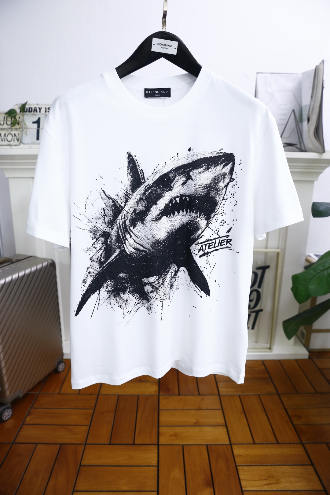 NO:446577,Balenciaga. 25 summer new product overseas counters hot-selling round neck short sleeves launched with heavy craftsmanship on the chest, 3D pattern design, three-dimensional, rich and full of summer freshness and vitality, fun and age-reducing, high-end and atmospheric, style and tailoring are slim styles, very exquisite, showing aura, and highlighting the exquisiteness of business men. This is the uniqueness, just right slim fit, and the upper body effect is very good!  The counter size S-4XL, the maximum wear is pound!  Shipping the next day!  ,balenciaga,T-shirt,alexander wang19860909巴黎世家. 25夏季新品海外专柜热销圆领短袖推出胸前重工艺烫钻3D图案设计立体丰富饱满 充满夏季清新与活力的气息 趣味减龄 高端大气,版型剪裁属于修身款 非常精致,显气场,又会凸显商务男士的精致,这就是独到之处,恰到好处的修身,上身效果非常赞！专柜尺码S-4XL,最大穿到斤！隔天出货！,,balenciaga,T-shirt,alexander wang,Men's clothing