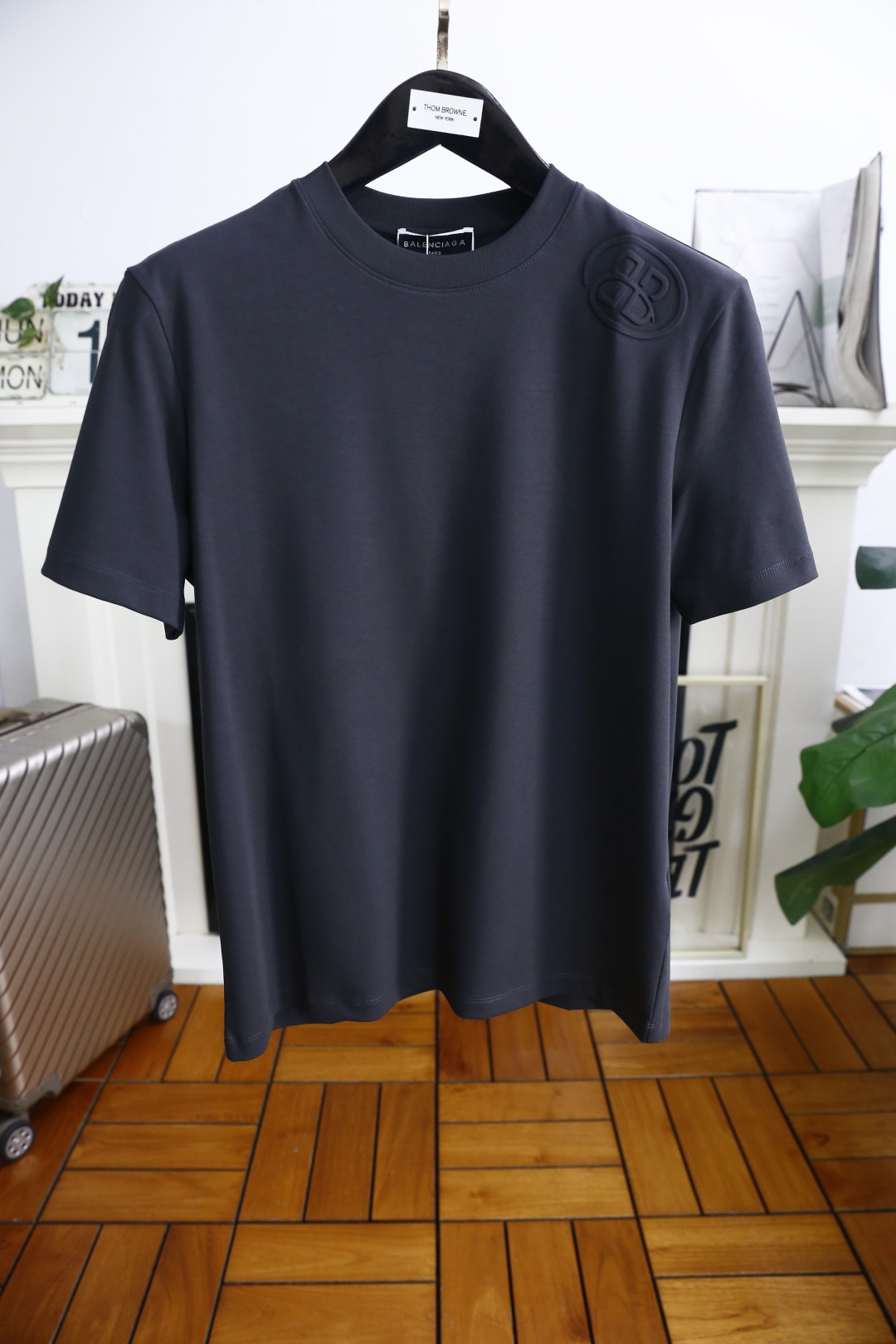 NO:446594,Balenciaga. New summer style!  Fashionable men's casual round neck short-sleeved fashion item design, more fashionable and comfortable, high-standard customization, very stylish on the upper body, luxurious classic brand letter LOGO pattern Customer-supplied auxiliary materials, using comfortable Pima cotton fabric with very delicate texture, exquisite details and exquisite craftsmanship, extremely shaping item, can be matched with any fashion, super good style, a must-have item for trendy men. Counter size: S-4XL, shipped the next day!  ,balenciaga,T-shirt,alexander wang19860909巴黎世家. 夏季新款！时尚男士休闲圆领短袖时尚单品设计,更加时尚舒适,高标准定制,上身非常有型,奢华经典品牌字母LOGO 图案 客供辅料,采用舒适匹马棉面料质感非常细腻,细节工艺精湛考究,塑造性极高的一款单品,任何时装都可以搭配,版型超级好 潮男必备单品 专柜尺码:S-4XL,隔天出货！,,balenciaga,T-shirt,alexander wang,Men's clothing