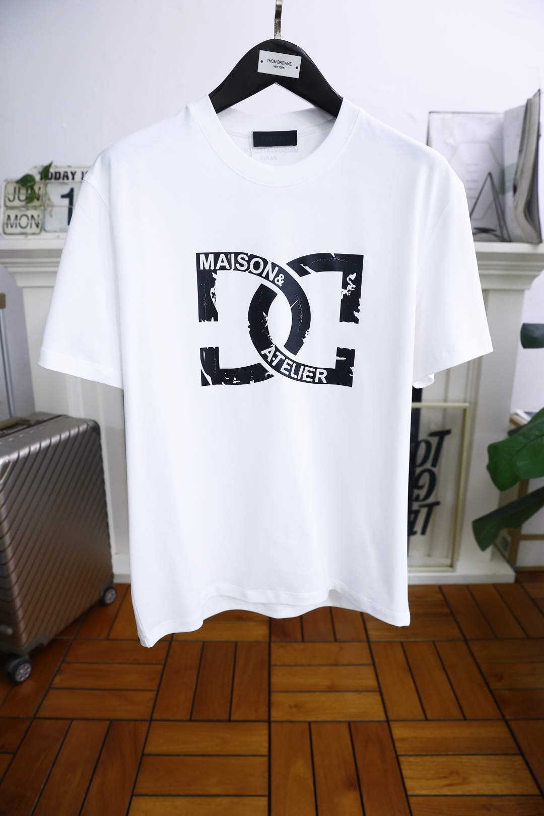 NO:446586,Dolce & Gabbana. The new summer product overseas version of men's round neck short sleeves with classic custom LOGO logo on the chest and you can appreciate the youthfulness and fashion sense brought by this design!  The overall style is fashionable and trendy, using comfortable cotton fabric, soft, skin-friendly and breathable, and has a very crisp and drapey feeling. The upper body is fashionable and fashionable, and it is a must-have item for trendy men!  Counter size S-4XL, shipped the next day!  ,Dolce & Gabbana,T-shirt,alexander wang19860909杜嘉班纳. 夏季新品海外版本男士圆领短袖胸前经典定制LOGO标识标注上身就能体会这款设计带来的年轻与时尚感！整体时尚而有潮流,采用舒适匹马棉面料 柔软亲肤透气 ,又有很好的挺括 垂感 上身时尚潮流色系,潮男必备单品！专柜尺码S-4XL,隔天出货！,,Dolce&Gabbana,T-shirt,alexander wang,Men's clothing