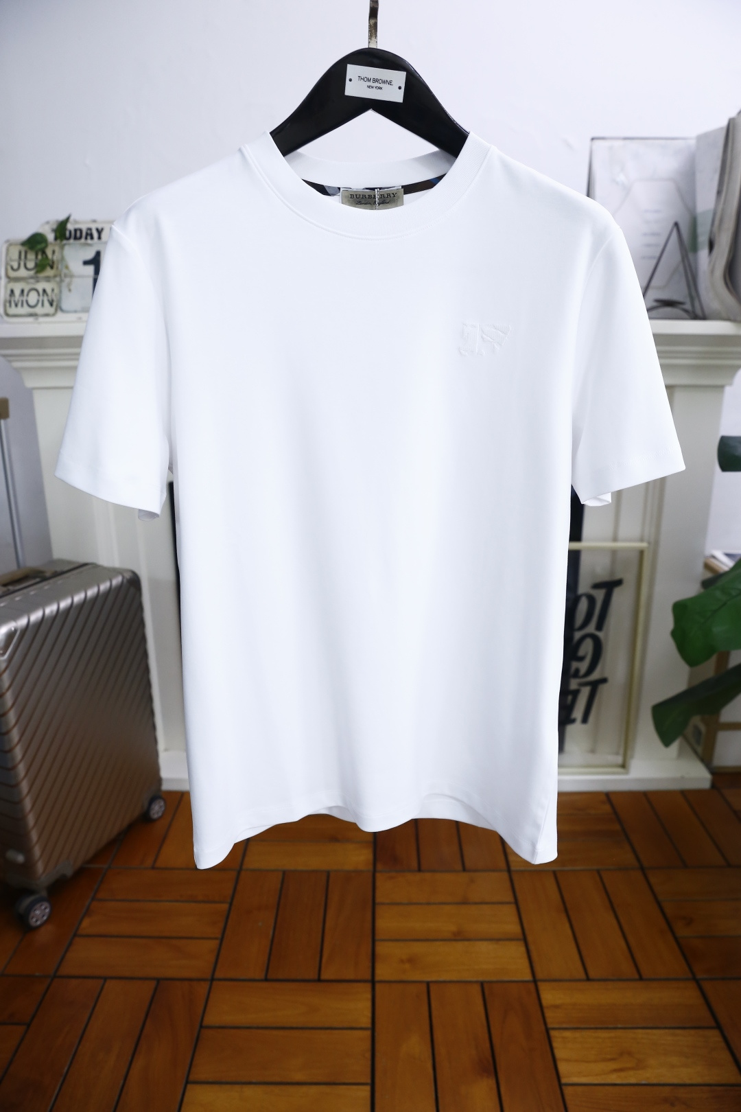 NO:442989,Aima 4/Her*es. 2025 summer new product for men's short-sleeved fashion classic round neck design!  Luxury classic brand customized LOGO matching!  High-end custom versatile styles that anyone can easily control. Use high-end top European cotton fabrics!  It is very high-end and understandable. It must be purchased!  The style and tailoring are slim styles, which are very exquisite, showing aura and highlighting the exquisiteness of business men. This is the unique feature, the right slim fit, and the upper body effect is very good!  Counter size S-4XL, shipped the next day!  , hermes, T-shirt,alexander wang19860909爱马4/Her*es. 2025夏季新品男士短袖时尚经典圆领设计！奢华经典品牌定制LOGO搭配！高级定制百搭款式 任何人都可以轻松驾驭 采用高档顶级欧洲棉面料！非常显档次懂货的必须入！版型剪裁属于修身款 非常精致,显气场,又会凸显商务男士的精致,这就是独到之处,恰到好处的修身,上身效果非常赞！专柜尺码S-4XL,隔天出货！,,hermes,T-shirt,alexander wang,Men's clothing