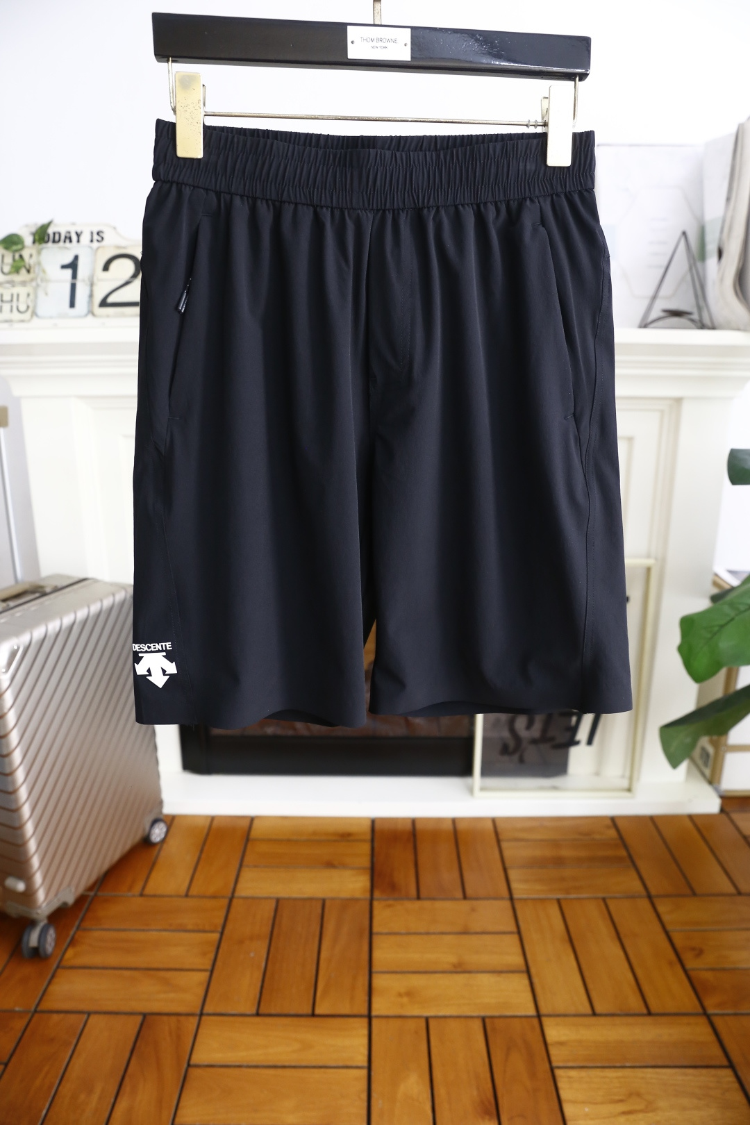 NO:446569,Desant.ss summer new product men's shorts luxury classic brand logo design uses comfortable quick-drying fabric!  Share taste and value. It is very comfortable to wear, low-key and luxurious. It is very classy when worn. There is no need to say much about the pants style and cutting. The upper body is exquisite and vivid. It is truly first-class and top-quality. The real palace-level casual shorts. The upper body is absolutely stylish and extremely luxurious. It is full of personality, atmospheric and versatile. It is a must-have when going out!  Size L-4XL, shipped the next day!  ,,shorts,alexander wang19860909迪桑特. ss夏季新品男士短裤奢华经典品牌logo设计 采用舒适速干面料！品味与价值共享 身穿着非常舒适 低调不失奢华 穿出去非常有档次 裤型款式和裁剪亦无需多言 上身精致跃然.真正一等一顶级质料 真正殿堂级的休闲短裤 上身绝对的有型 极度奢华 个性十足,大气且百搭,出街必备！尺码L-4XL,隔天出货！,,shorts,alexander wang,Men's clothing