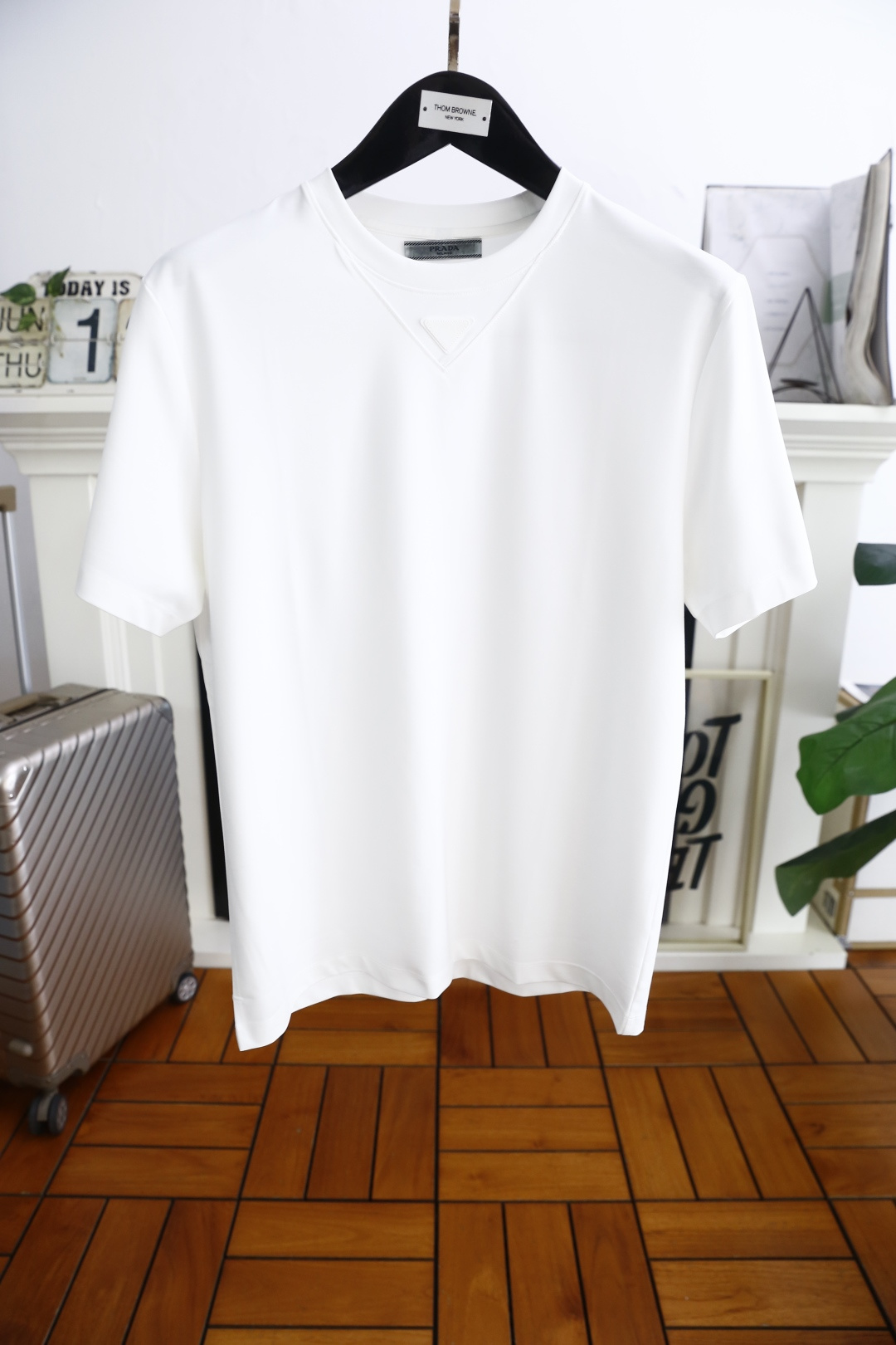 NO:442997,Pula*/Pr*da. New summer 2025!  Fashionable men's casual round neck short-sleeved fashion item design, more fashionable and comfortable, high-standard customization, very stylish upper body, luxurious brand triangle logo pattern on chest, customer-supplied auxiliary materials, customer-supplied imported high-end comfortable cotton fabric with very delicate texture, exquisite details and exquisite craftsmanship, extremely shaping item, can be matched with any fashion, super good style, a must-have item for trendy men!  Counter size: M-4XL, shipped the next day!  ,,prada,T-shirt,alexander wang19860909普拉*/Pr*da. 2025夏季新款！时尚男士休闲圆领短袖时尚单品设计,更加时尚舒适,高标准定制,上身非常有型,胸前奢华品牌三角标LOGO 图案 客供辅料,客供进口高档舒适棉面料质感非常细腻,细节工艺精湛考究,塑造性极高的一款单品,任何时装都可以搭配,版型超级好 潮男必备单品！专柜尺码:M-4XL,隔天出货！,,prada,T-shirt,alexander wang,Men's clothing