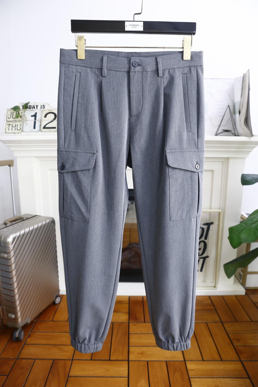 NO:446560,Brunello Cucinelli. New summer fashion product for men's casual trousers!  It is made of comfortable and breathable fabric, with luxurious brand elements. The classic large pocket on the side is casual and comfortable!  No sense of restraint!  The same product for overseas European counters, the upper body is fashionable and sporty, very low-key and luxurious!  The stitching of the turner is delicate and strong!  Perfect three-dimensional tailoring, highly recommend buying the product!  Counter size: 30-38, no 35/37!  Shipping the next day!  brunello cucinelli alexander wang19860909Brunello Cucinelli. 夏季时尚新品男士休闲西裤！采用舒适透气面料,奢华品牌元素设计 侧面经典大口袋搭配上身随意舒服！无束缚感！海外欧洲专柜同品,上身时尚运动显时尚,很低调且不失奢华品味！车工缝线细致而强悍！完美立体剪裁,强烈推荐购入货色！专柜尺码:30-38,无35/37！隔天出货！,,brunello cucinelli,alexander wang,Men's clothing