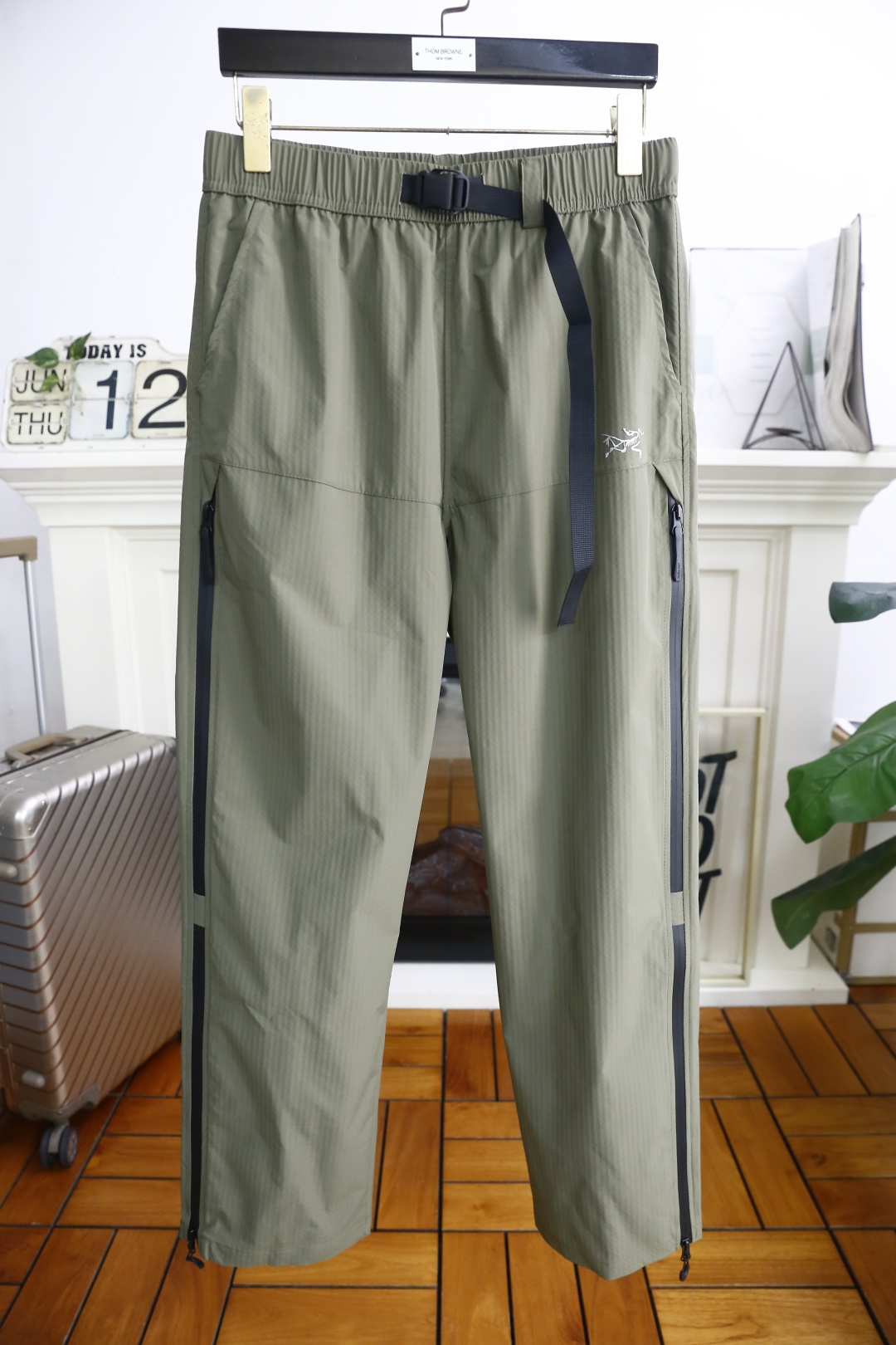 NO:446556,Archaeopteryx. 25 new summer fashion men's thin casual pants!  Luxurious classic two-side zipper design!  It uses imported comfortable and quick-drying breathable fabric. Classic original letter LOGO design, and the upper body is casual and comfortable!  Elastic waist and small feet with no restraint!  The same product for overseas European counters, the upper body is fashionable and sporty, very low-key and luxurious!  The stitching of the turner is delicate and strong!  Perfect three-dimensional tailoring, highly recommend buying the product!  Counter size M-2XL, shipped the next day!  ,arc'teryx,alexander wang19860909始祖鸟/archaeopteryx. 25夏季新品时尚男士薄款休闲裤！奢华经典两侧拉链设计！采用进口舒适速干透气面料.经典原版字母LOGO设计 上身随意舒服！松紧腰小脚搭配无束缚感！海外欧洲专柜同品,上身时尚运动显时尚,很低调且不失奢华品味！车工缝线细致而强悍！完美立体剪裁,强烈推荐购入货色！专柜尺码M-2XL,隔天出货！,arc'teryx,alexander wang,Men's clothing