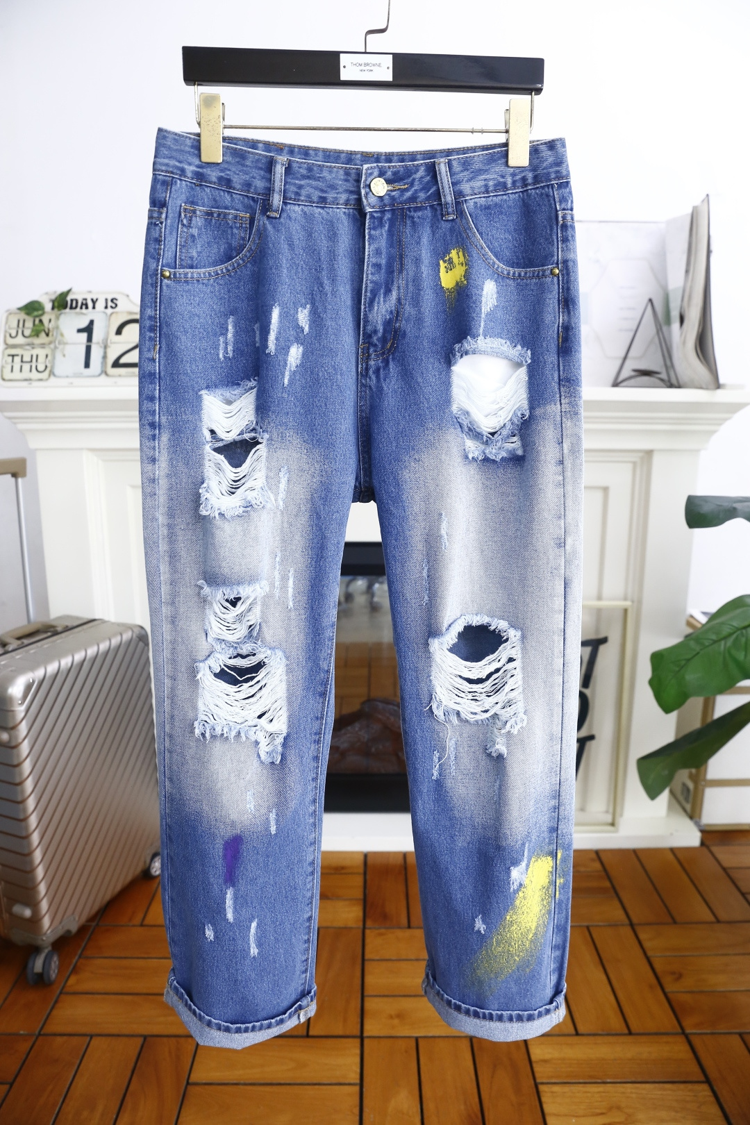 NO:446540,Louis Vuitt*n. 25 summer new trendy brand loose original single men's versatile jeans classic trendy brand ripped design!  Luxurious classic brand original letter LOGO matching!  The role of ace hits every season is like a classic signature textbook!  A pair of pants with a very aesthetic tone, dominated by fabric and quality, continues the essence of normal design, with label elements perfectly embedded, which is a distinctive feature of identity and is quite distinctive!  Customer-supplied top-quality washing buffet fabrics, the fabric has first-class texture, slightly elastic, excellent scratchiness and boneiness, and the capable and neat cut, and the upper body effect is excellent!  A must-have artifact for trendy men!  Counter size 29-38, no 35/37!  Shipping the next day!  ,,louis vuitton,louis vuitton,jeans,alexander wang19860909路易威*/Louis Vuitt*n. 25夏季新品潮牌宽松原单男士百搭牛仔裤经典潮牌破洞设计！奢华经典品牌原版字母LOGO搭配！每一季的王牌级爆款担当,俨然属于经典招牌教科书般存在！极具美学基调的一款裤子,以面料和品质为主导,延续了常态化的设计精髓,标签化元素完美嵌入,属于身份的特色彰显,辨识度颇为鲜明！客供进口顶级洗水牛仔面料,面料质地一流,略带弹力,挺刮度与筋骨感极好,干练利落的裁剪,上身效果极好！潮男必备神器！专柜尺码29-38,无35/37！隔天出货！,,louis vuitton,louis vuitton,jeans,alexander wang,Men's clothing