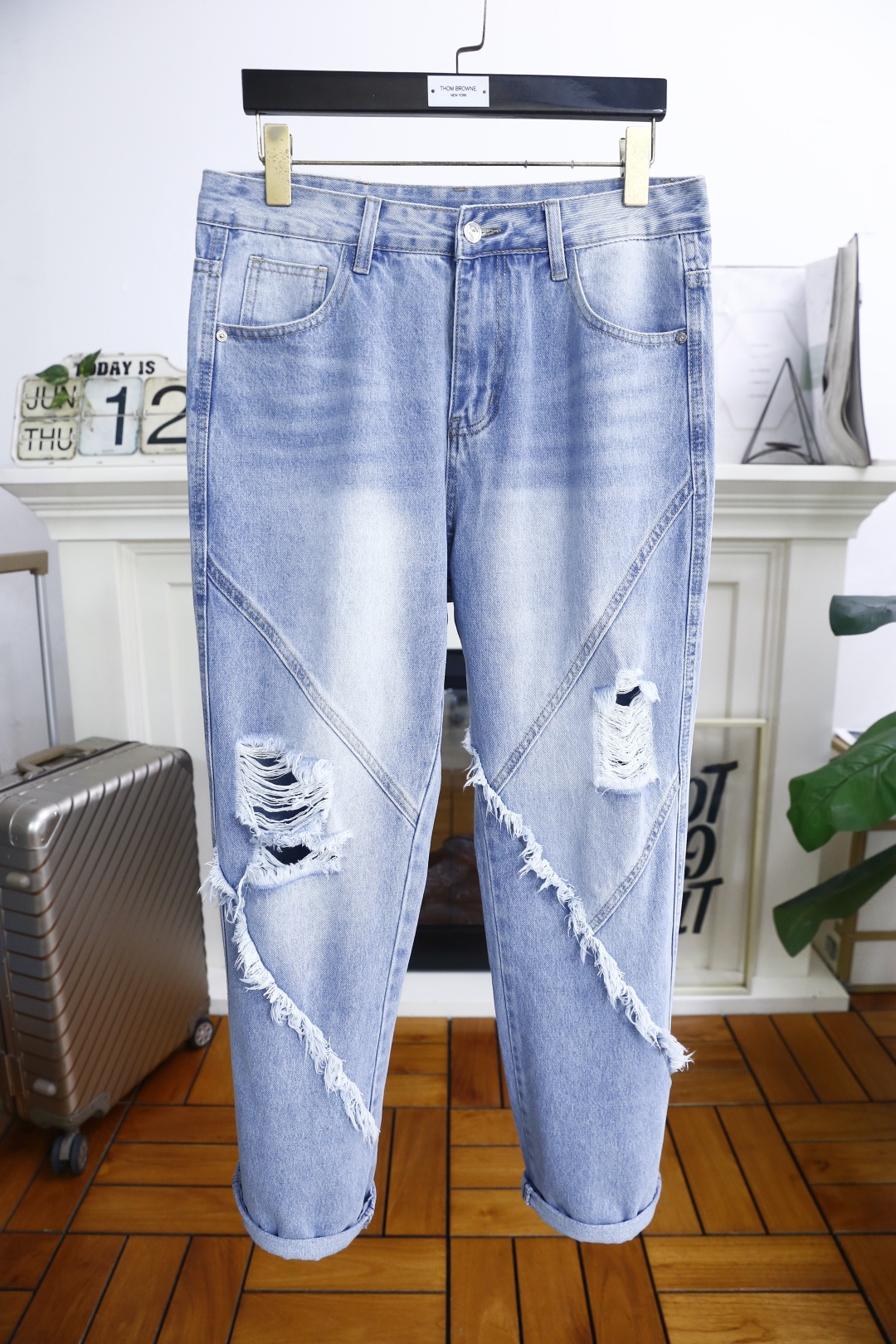 NO:446552,Burbe*ry. 25 summer new trendy brand loose original single men's versatile jeans classic trendy brand ripped design!  Brand original leather brand letter LOGO matching!  The role of ace hits every season is like a classic signature textbook!  A pair of pants with a very aesthetic tone, dominated by fabric and quality, continues the essence of normal design, with label elements perfectly embedded, which is a distinctive feature of identity and is quite distinctive!  Customer-supplied top-quality washing buffet fabrics, the fabric has first-class texture, slightly elastic, excellent scratchiness and boneiness, and the capable and neat cut, and the upper body effect is excellent!  A must-have artifact for trendy men!  Counter size 29-38, no 35/37!  Shipping the next day!  ,burberry,burberry,jeans,alexander wang19860909巴宝丽/Burbe*ry. 25夏季新品潮牌宽松原单男士百搭牛仔裤经典潮牌破洞设计！品牌原版皮牌字母LOGO搭配！每一季的王牌级爆款担当,俨然属于经典招牌教科书般存在！极具美学基调的一款裤子,以面料和品质为主导,延续了常态化的设计精髓,标签化元素完美嵌入,属于身份的特色彰显,辨识度颇为鲜明！客供进口顶级洗水牛仔面料,面料质地一流,略带弹力,挺刮度与筋骨感极好,干练利落的裁剪,上身效果极好！潮男必备神器！专柜尺码29-38,无35/37！隔天出货！,,burberry,burberry,jeans,alexander wang,Men's clothing