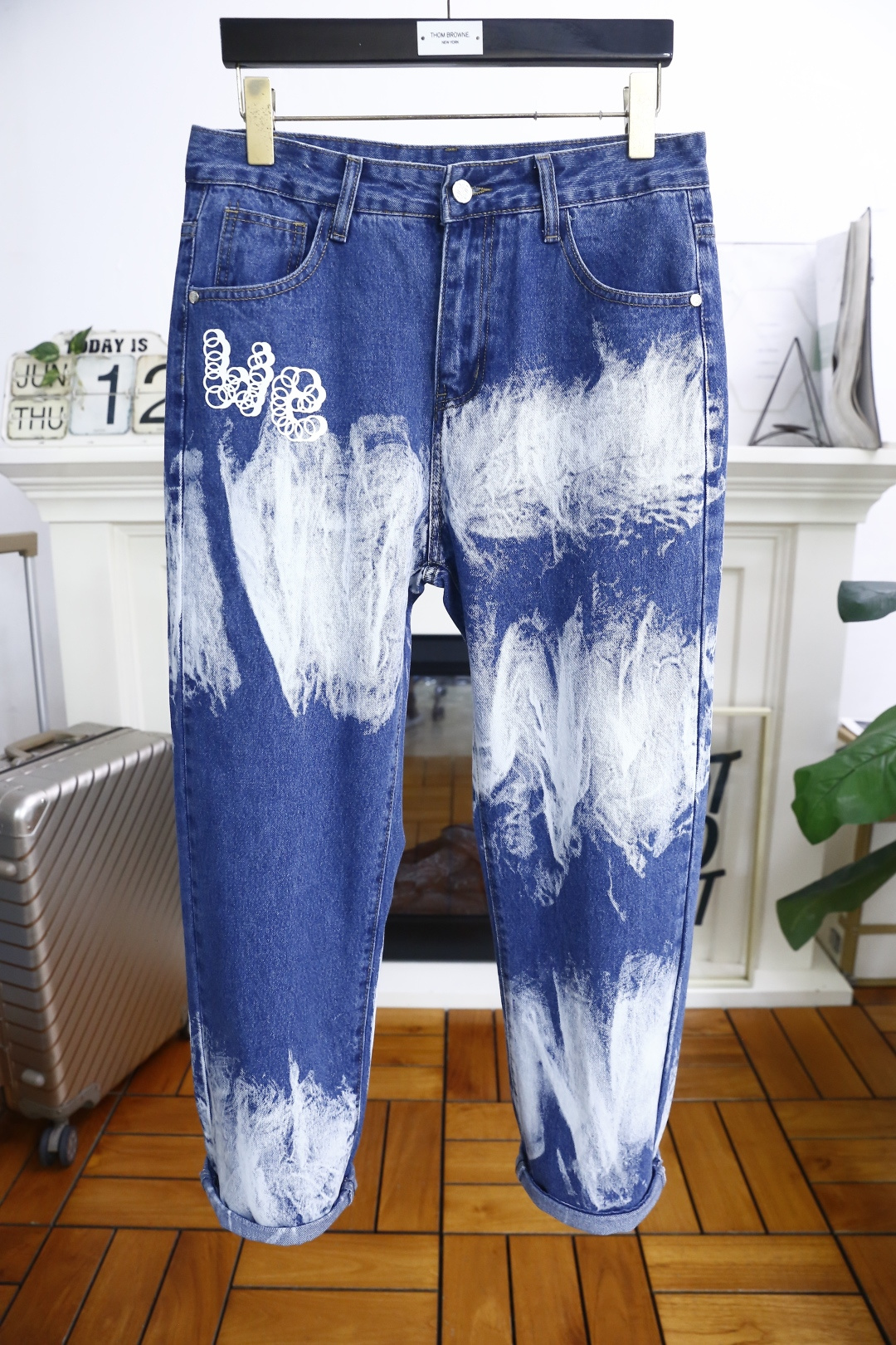 NO:446546,Luo Yiwei. 25 new summer products!  Fashionable brand loose original single men's versatile jeans brand original letter LOGO matching!  The role of ace hits every season is like a classic signature textbook!  A pair of pants with a very aesthetic tone, dominated by fabric and quality, continues the essence of normal design, with label elements perfectly embedded, which is a distinctive feature of identity and is quite distinctive!  Customer-supplied top-quality washing buffet fabrics, the fabric has first-class texture, slightly elastic, excellent scratchiness and boneiness, and the capable and neat cut, and the upper body effect is excellent!  A must-have artifact for trendy men!  Counter size 29-38, no 35/37!  Shipping the next day!  ,loewe,jeans,alexander wang19860909罗意威. 25夏季新品！潮牌宽松原单男士百搭牛仔裤品牌原版字母LOGO搭配！每一季的王牌级爆款担当,俨然属于经典招牌教科书般存在！极具美学基调的一款裤子,以面料和品质为主导,延续了常态化的设计精髓,标签化元素完美嵌入,属于身份的特色彰显,辨识度颇为鲜明！客供进口顶级洗水牛仔面料,面料质地一流,略带弹力,挺刮度与筋骨感极好,干练利落的裁剪,上身效果极好！潮男必备神器！专柜尺码29-38,无35/37！隔天出货！,,loewe,jeans,alexander wang,Men's clothing