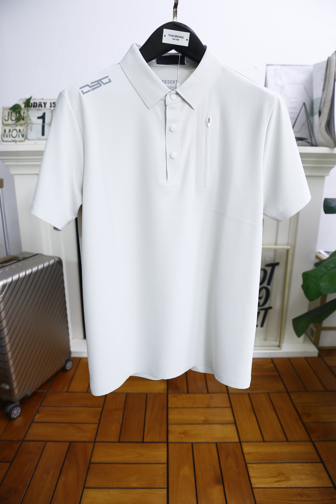 NO:427021,Jenia. New summer products, classic fashion lapel polo short-sleeved fashion item design, more fashionable and comfortable, high standard customization, very stylish upper body, luxurious custom LOGO pattern design!  Customer-supplied auxiliary materials, customer-supplied imported comfortable and quick-drying breathable fabric has a very delicate texture, exquisite and exquisite detailing and exquisite auxiliary materials. All are provided by foreign customers. It is a very shaping item. It can be matched with any fashion. The style is super good. A must-have item for trendy men. Counter size S-4XL, shipped the next day!  ,zegna,T-shirt,alexander wang19860909杰尼亚. 夏季新品经典时尚翻领polo短袖时尚单品设计,更加时尚舒适,高标准定制,上身非常有型,奢华定制LOGO图案设计！客供辅料,客供进口舒适速干透气面料质感非常细腻,细节工艺精湛考究,辅料皆为外商客供,塑造性极高的一款单品,任何时装都可以搭配,版型超级好 潮男必备单品 专柜尺码S-4XL,隔天出货！,,zegna,T-shirt,alexander wang,Men's clothing